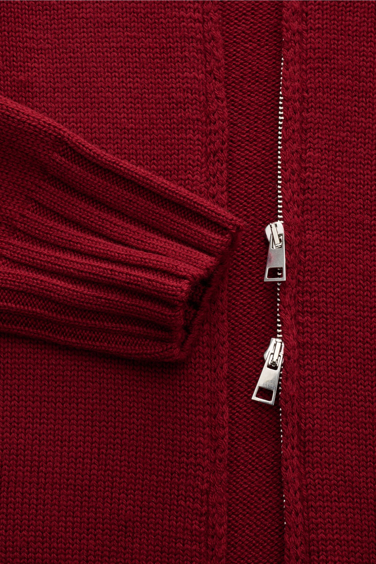 Close-up front view of the B.F. Knitwear Merino Strickjacke dunkelrot cardigan showing the soft merino wool knit fabric, ribbed cuff, and dual zipper. Hochwertiger Allrounder für kühle Tage: Die Strickjacke von B.F. KNITWEAR aus geschmeidiger Merinowol