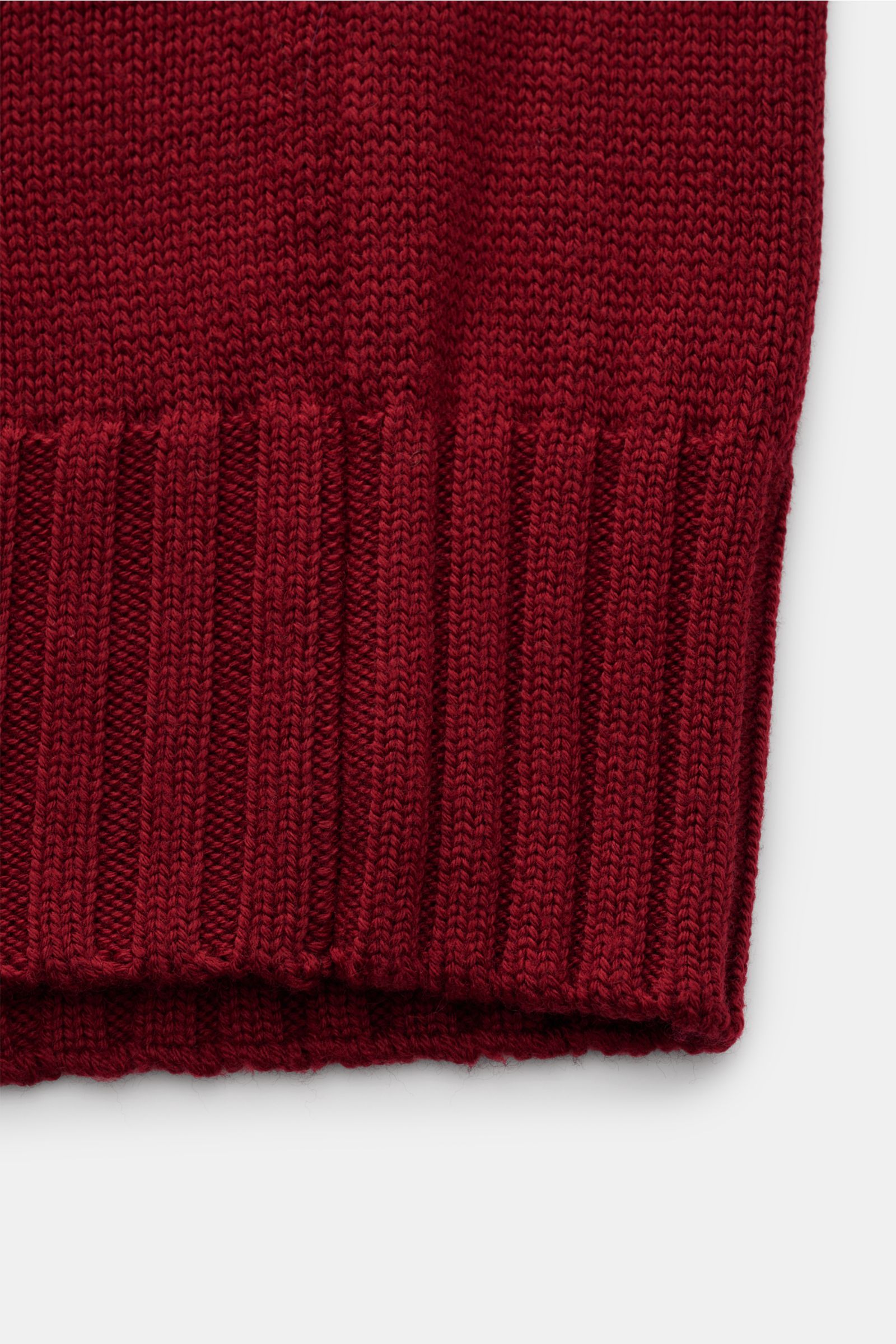 Close-up view of the ribbed cuff of the B.F. Knitwear Merino Strickjacke dunkelrot, showcasing its soft, medium-knit pure Merino wool texture. Hochwertiger Allrounder für kühle Tage: Die Strickjacke von B.F. KNITWEAR aus geschmeidiger Merinowolle mit hoch