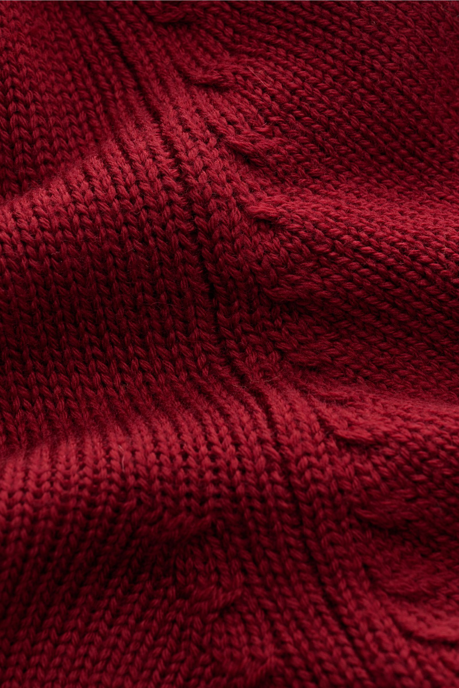 Close-up front view of B.F. Knitwear Merino Strickjacke dunkelrot showing soft, medium-knit dark red Merino wool fabric with detailed texture, featuring slim fit, stand-up collar, two-way zipper, round neckline, and comfortable ribbed cuffs. Hochwertiger 