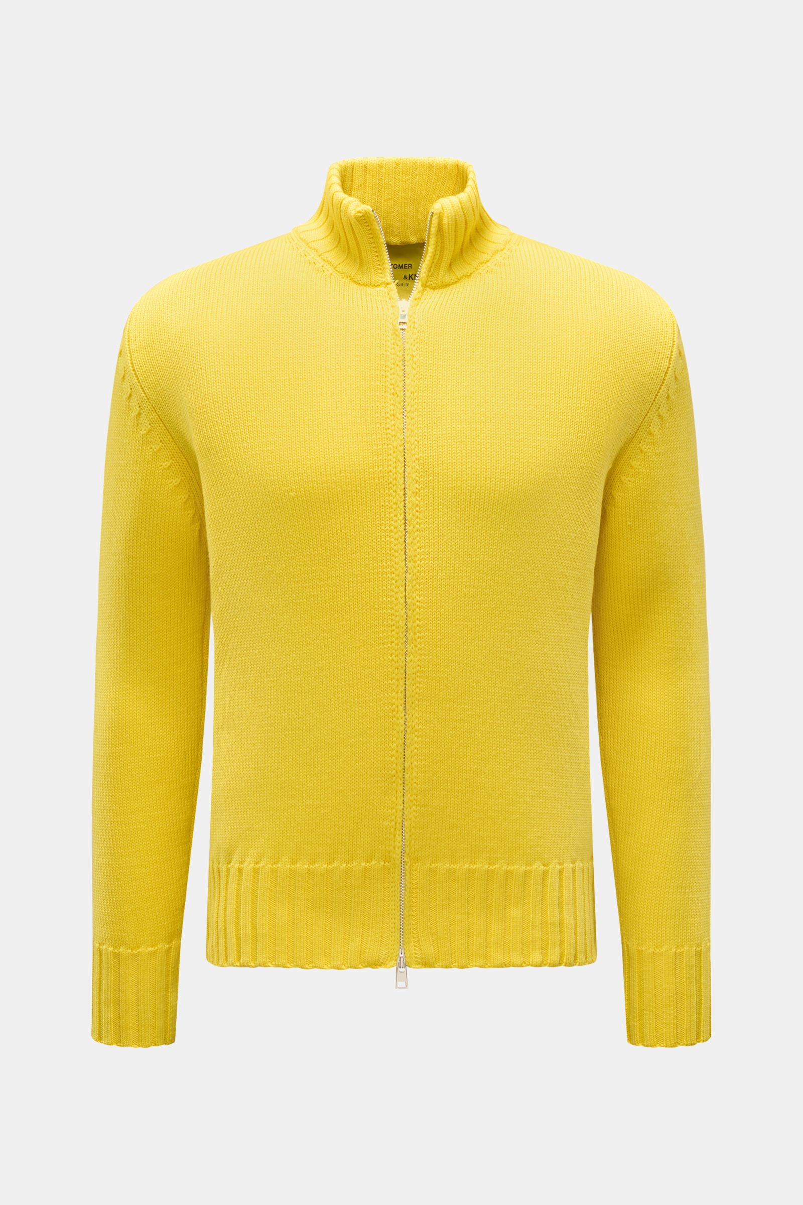 B.F. Knitwear Merino Strickjacke gelb, frontal fotografiert, mit Stehkragen, Zwei-Wege-Reißverschluss, Slim Fit, mittelgrobem Strick, Rippbündchen, aus weicher reiner Merinowolle.