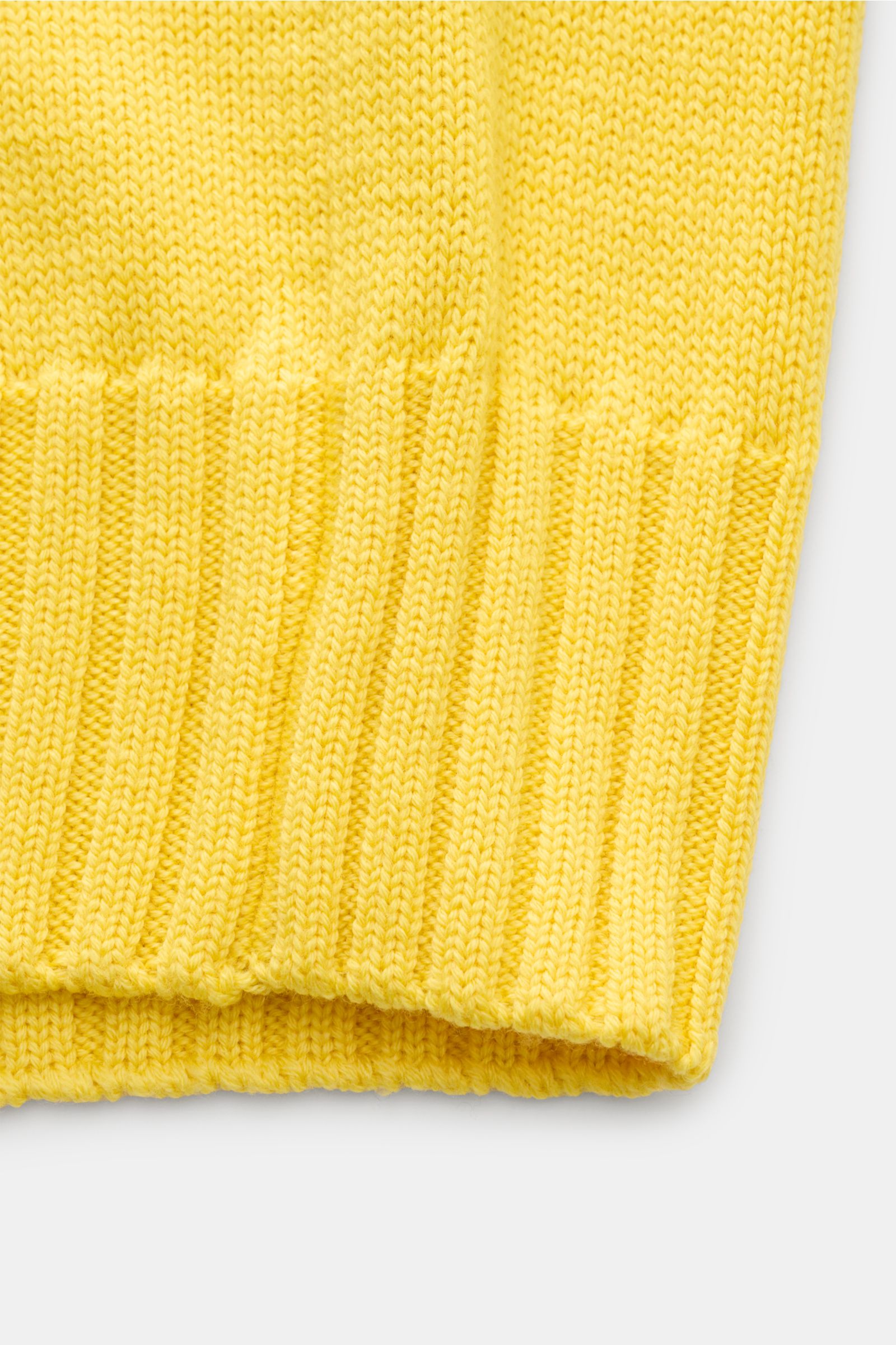 Nahaufnahme der B.F. Knitwear Merino Strickjacke gelb mit weichem Griff, mittelgrobem Strickbild und komfortablen Rippbündchen.