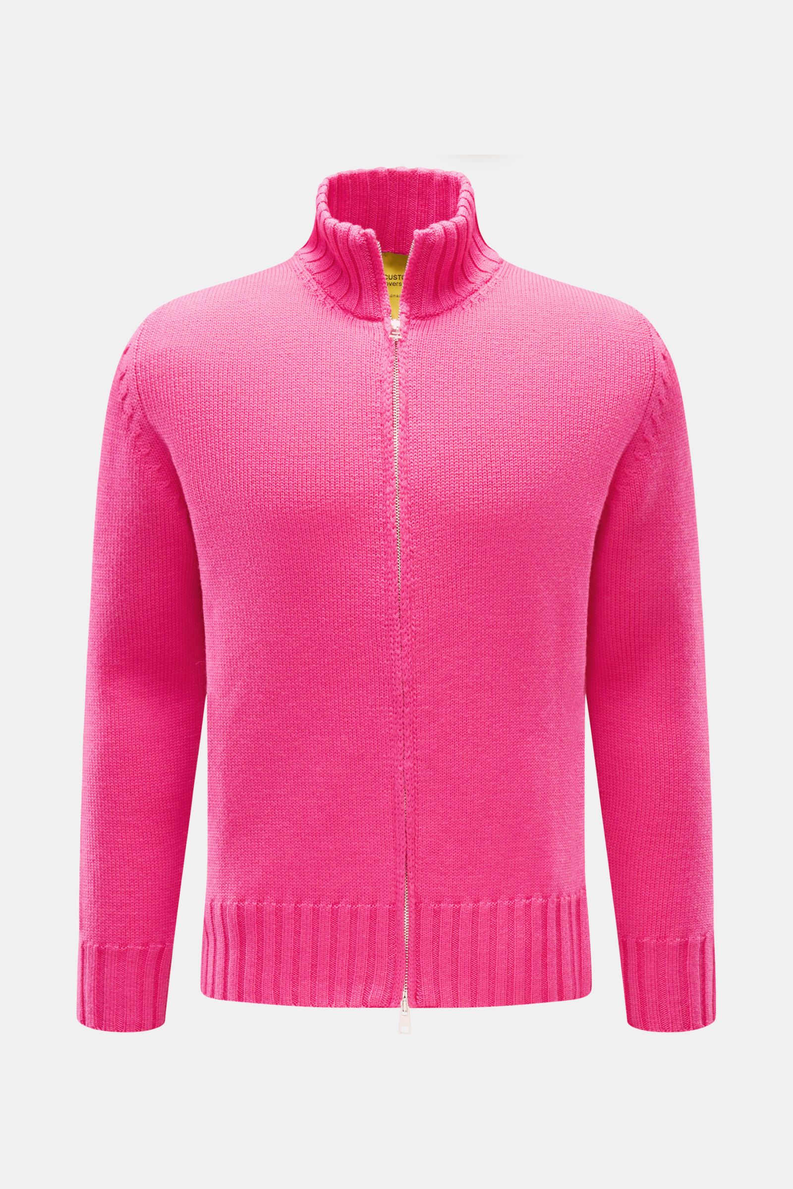 B.F. Knitwear Merino Strickjacke magenta, frontal fotografiert, mit Stehkragen, Zwei-Wege-Reißverschluss, Slim Fit, aus reiner weicher Merinowolle.