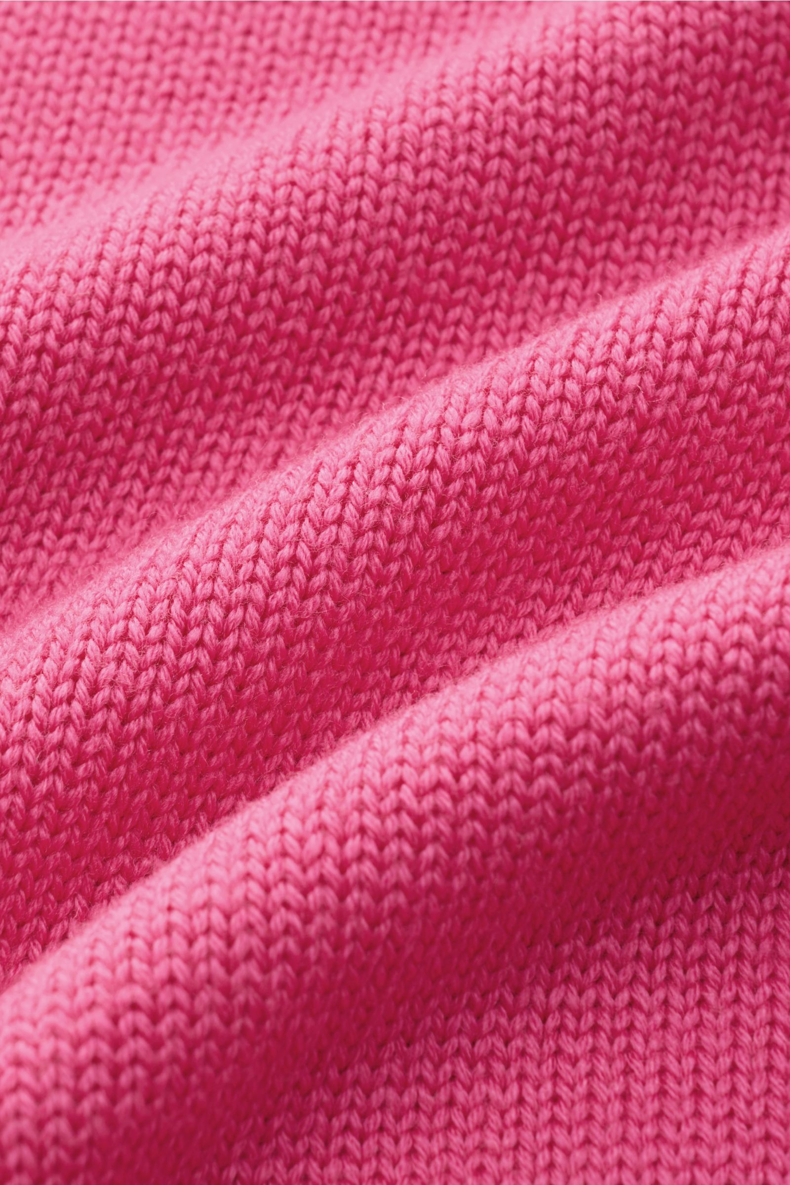 Nahaufnahme der magentafarbenen B.F. Knitwear Merino Strickjacke, reine Merinowolle, weicher Griff, mittelgrobes Strickbild.