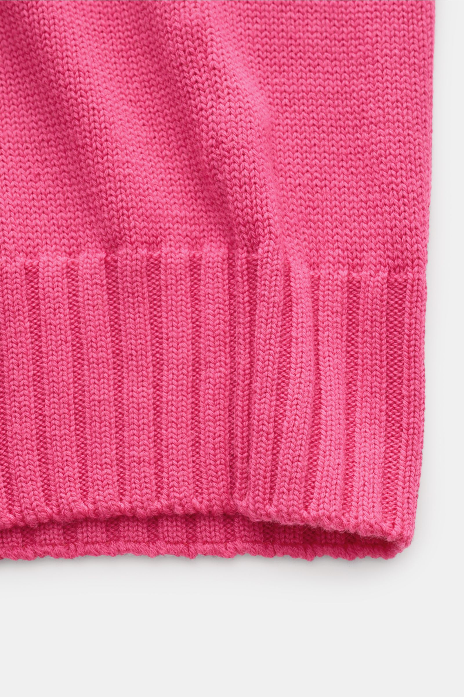 Nahaufnahme der B.F. Knitwear Merino Strickjacke magenta, Detail des weichen, mittelgroben Strickbilds und Rippbündchens.