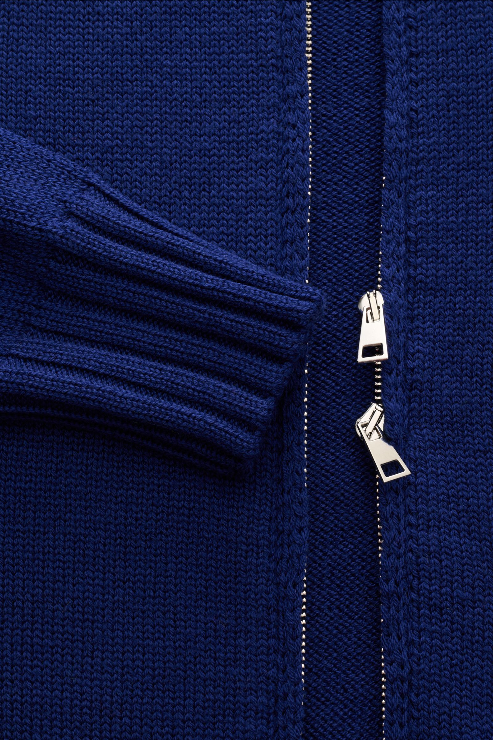 Close-up front view of B.F. Knitwear Merino Strickjacke dunkelblau, a slim fit dark blue cardigan in soft pure merino wool with two-way zipper, ribbed cuffs, standing collar, and medium-knit texture, perfect for layering on cool days.