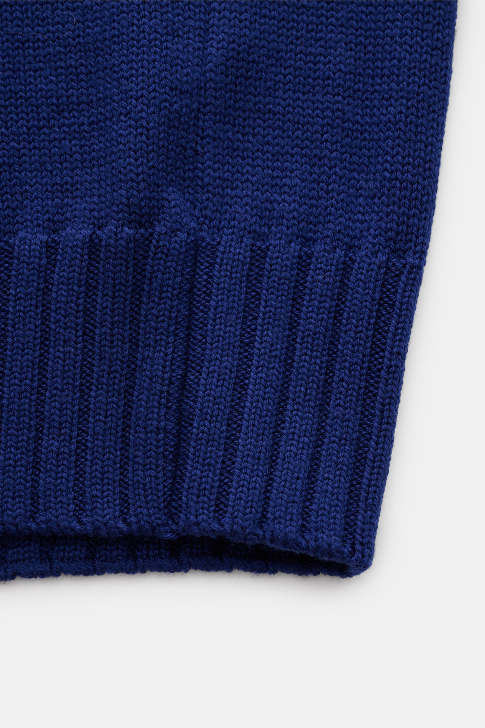 Close-up image of the ribbed cuff of the B.F. Knitwear Merino Strickjacke dunkelblau, showing the soft, medium-knit texture from a top-down perspective. Hochwertiger Allrounder für kühle Tage: Die Strickjacke von B.F. KNITWEAR aus geschmeidiger Merinow