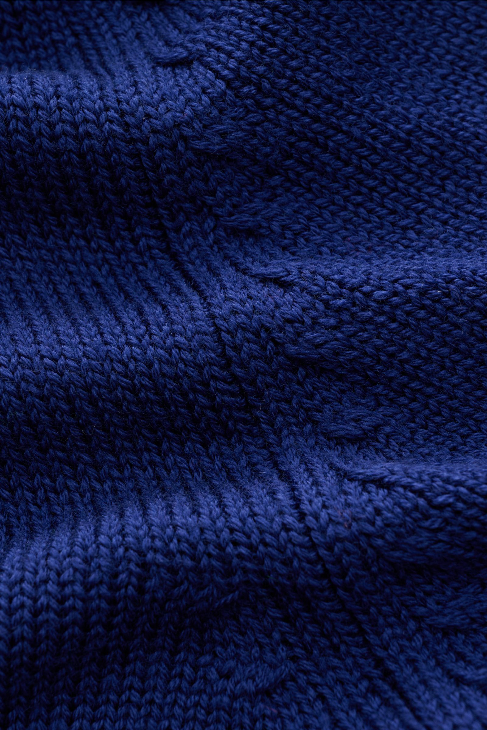 Close-up view of the B.F. Knitwear Merino Strickjacke dunkelblau showing the soft, medium-knit texture of the dark blue merino wool fabric. Hochwertiger Allrounder für kühle Tage: Die Strickjacke von B.F. KNITWEAR aus geschmeidiger Merinowolle mit hoch