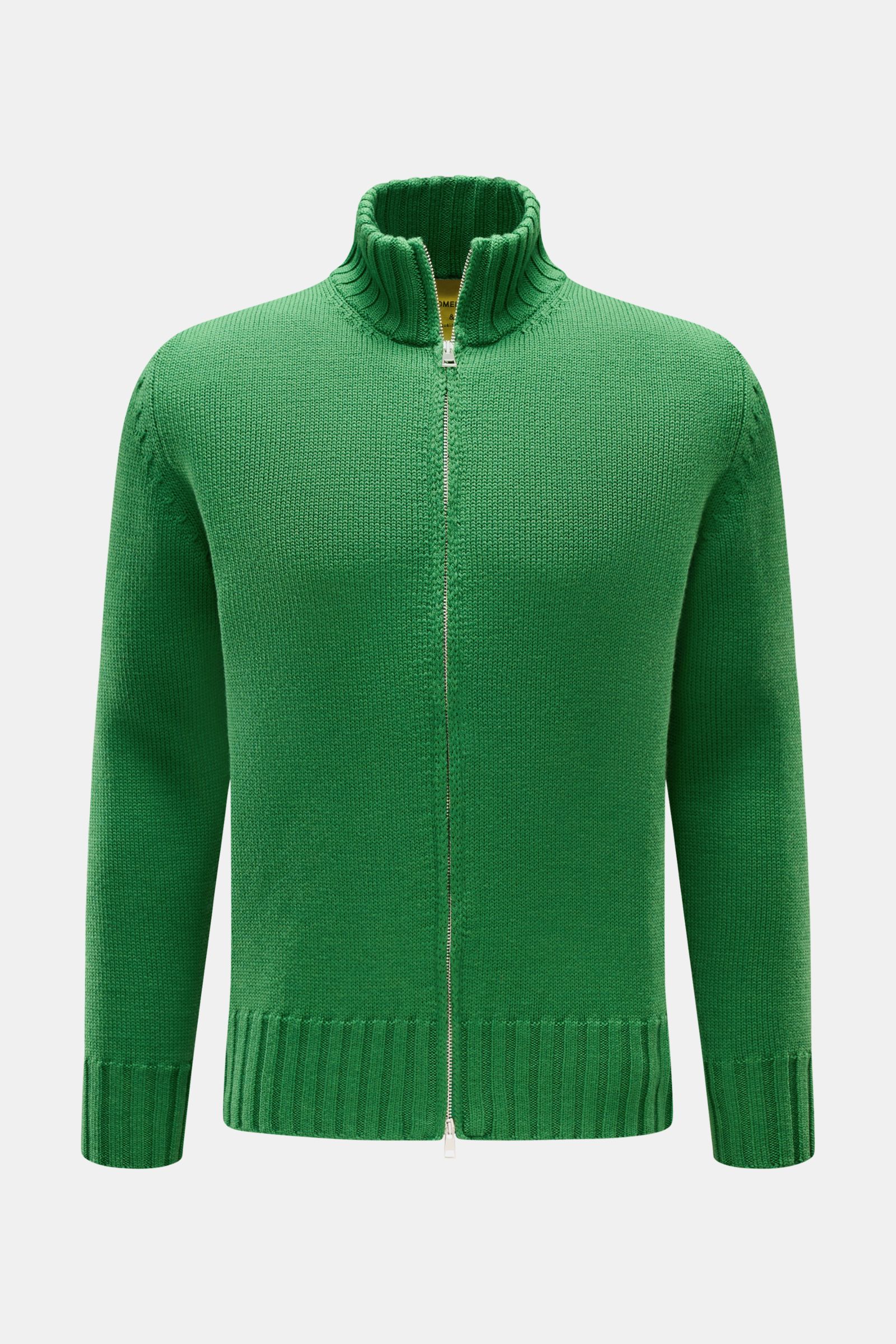 B.F. Knitwear Merino Strickjacke grün, Frontansicht, Slim Fit aus reiner Merinowolle, weicher Griff, mittelgrobes Strickbild, Stehkragen, Zwei-Wege-Reißverschluss, Rippbündchen.