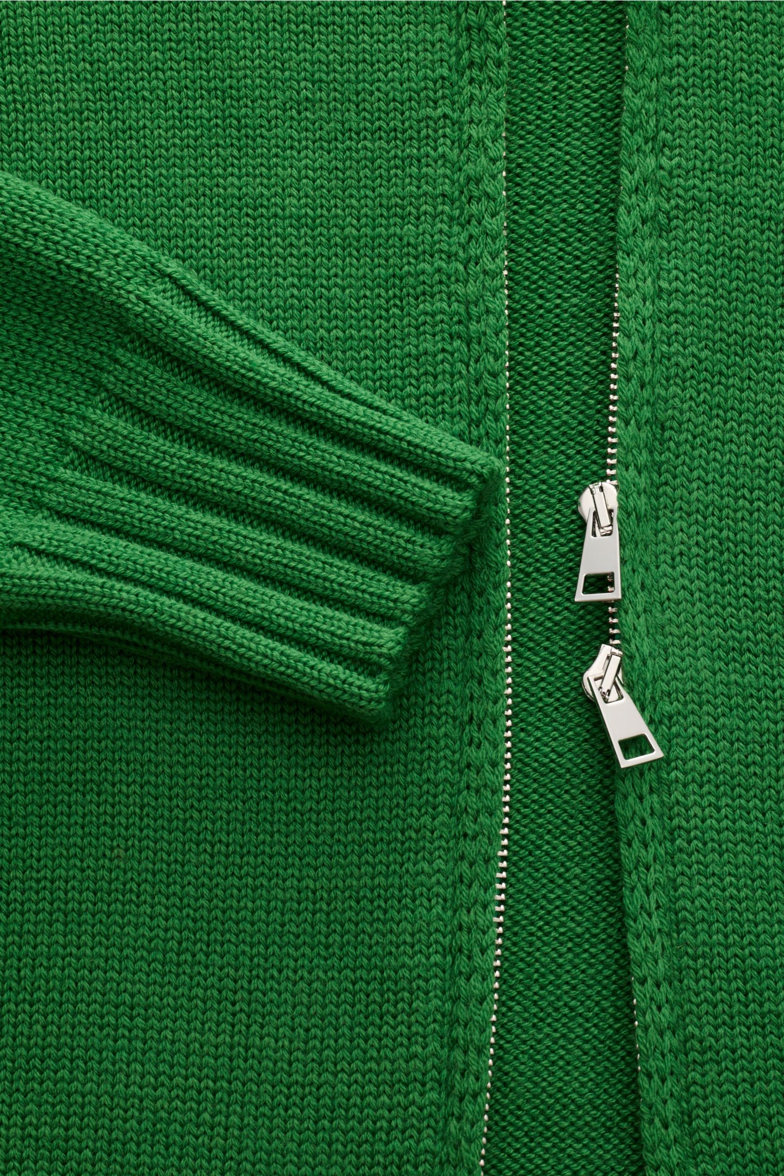 B.F. Knitwear Merino Strickjacke grün aus reiner Merinowolle mit Slim Fit, Zwei-Wege-Reißverschluss, Stehkragen und Rippbündchen, Detailaufnahme frontal.