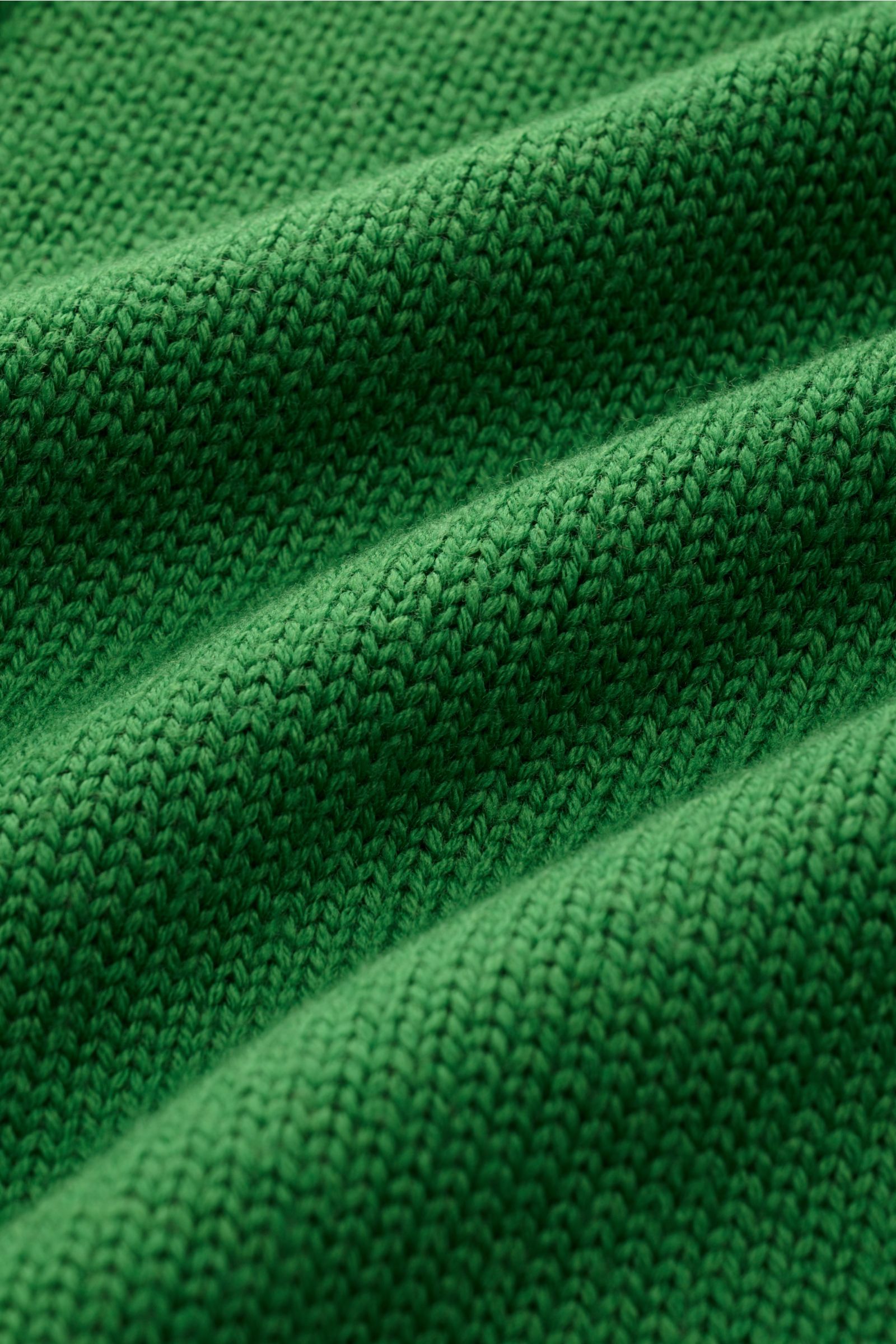Grüne B.F. Knitwear Merino Strickjacke aus weicher Merinowolle, mittelgrobes Strickbild, Detailaufnahme der Struktur in Nahaufnahme.