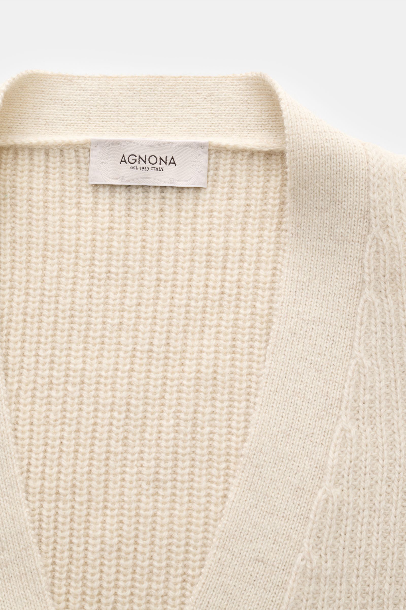 Agnona Cardigan creme aus Cashmere-Wolle-Seide-Mix, grobes Patentstrickmuster, Regular Fit, vier Knöpfe, Rippbündchen, Detailansicht von oben.