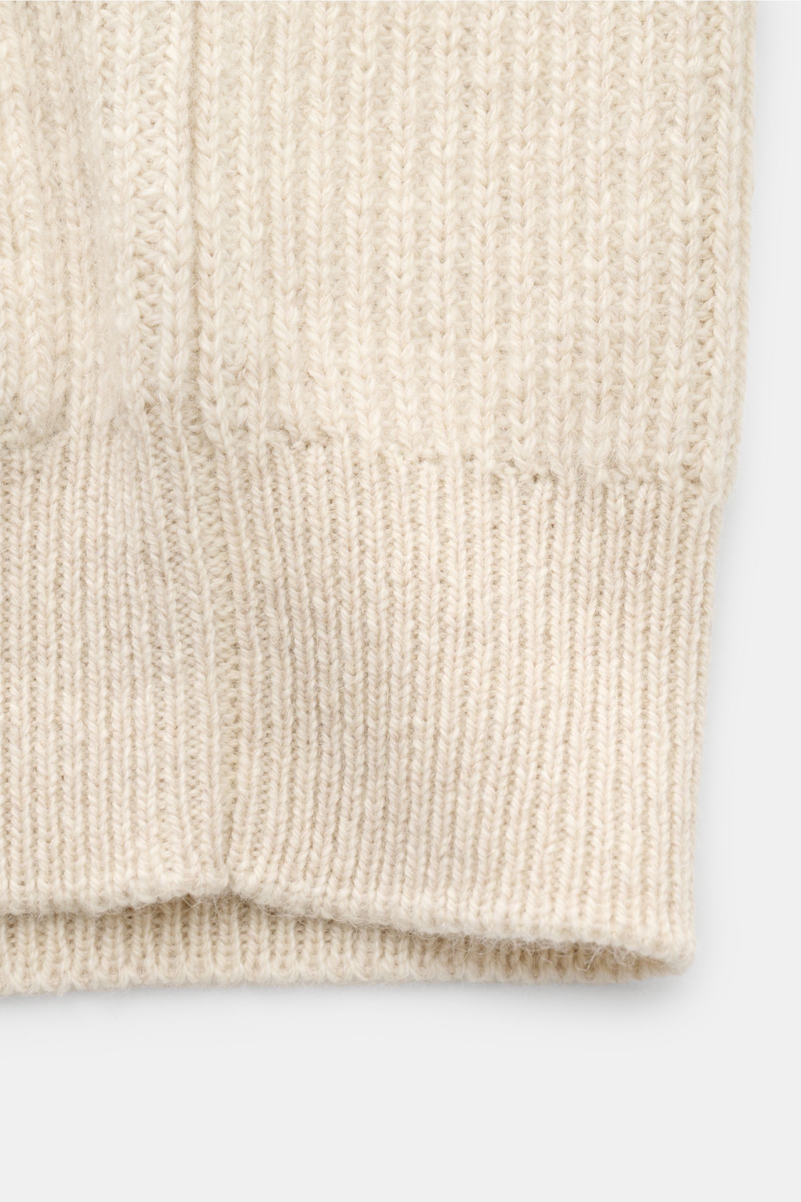Ausschnitt des Agnona Cardigan creme mit grobem Patent-Strickmuster, weichem Griff, Rippbündchen und feiner Woll-Seiden-Mischung, Nahaufnahme.