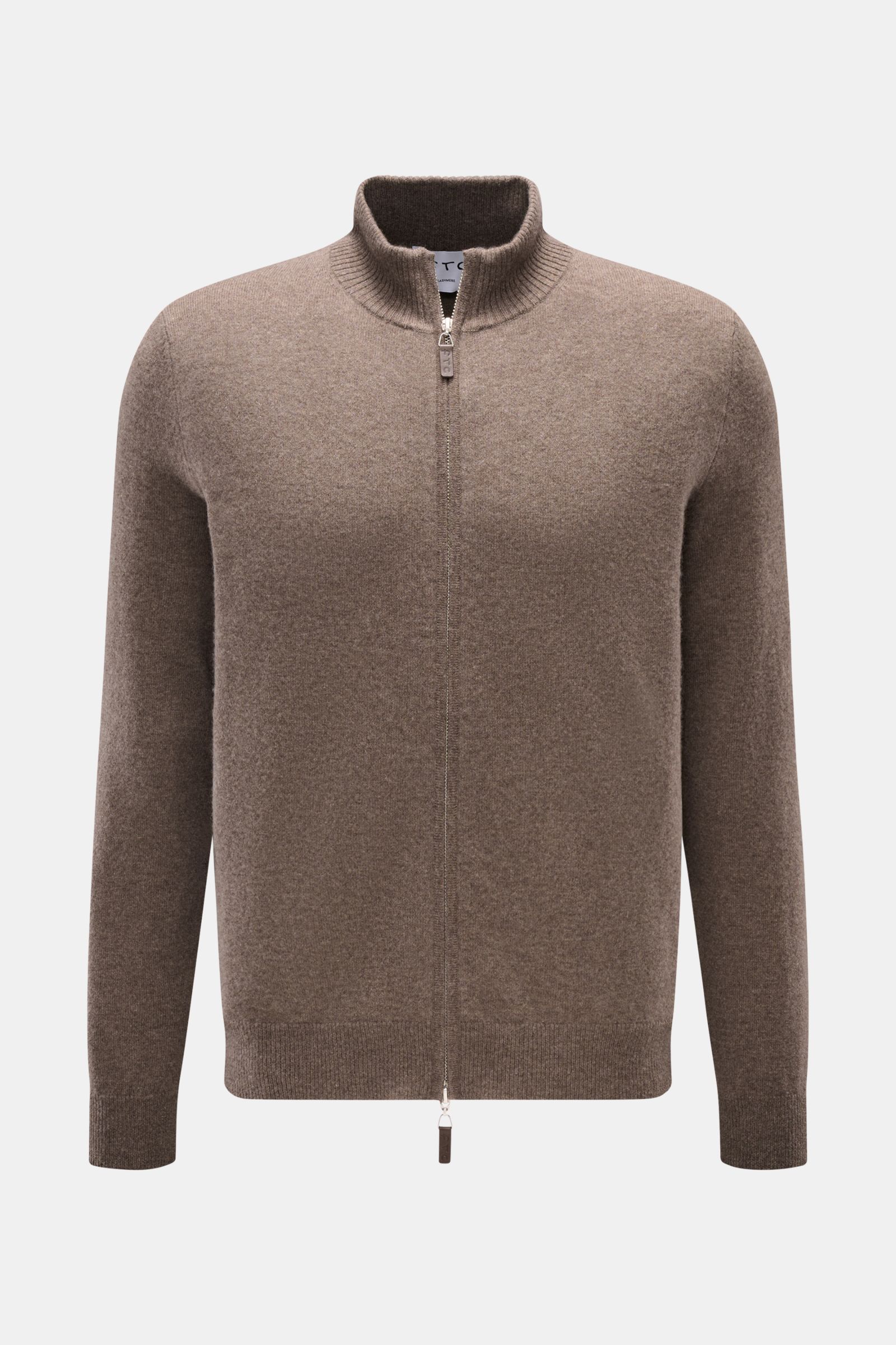 FTC Cashmere Strickjacke graubraun, Slim Fit, aus weichem Fair-Trade-Cashmere, feines Strickbild, gerippter Stehkragen, Zwei-Wege-Reißverschluss mit Leder-Logo, frontal fotografiert.