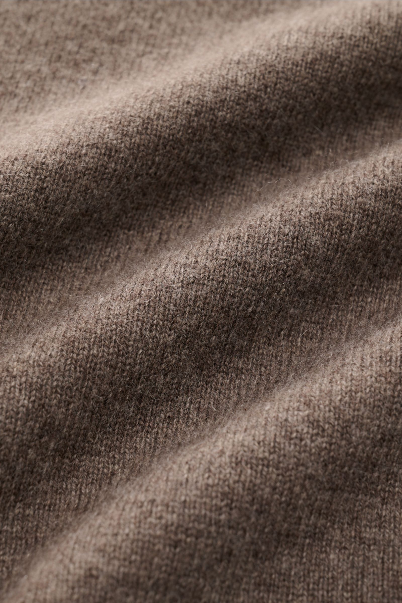 Nahaufnahme der FTC Cashmere Strickjacke graubraun, zeigt das feine Strickbild und die weiche Fair-Trade-Cashmere-Qualität.
