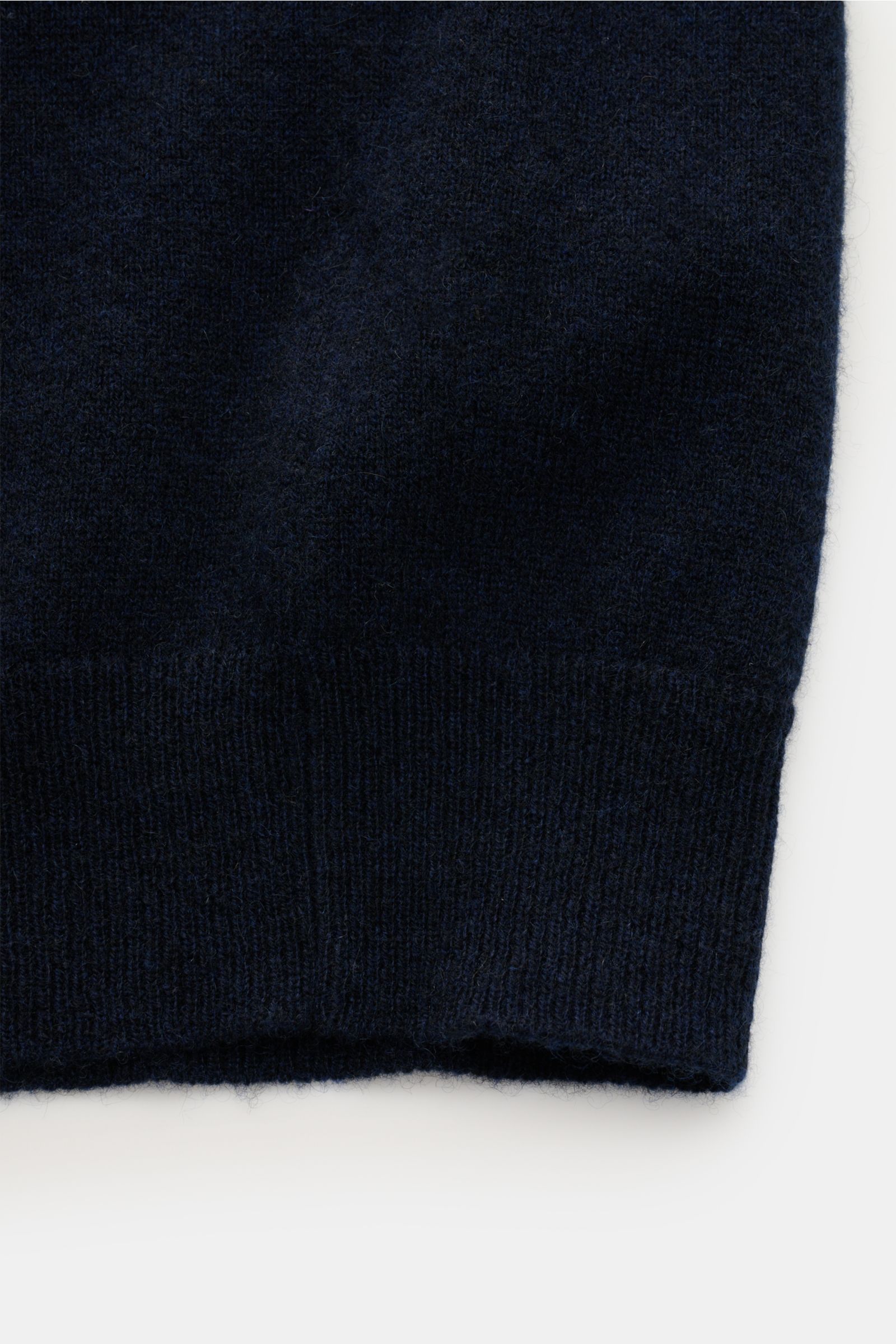 Nahaufnahme des unteren Saums der FTC Cashmere Strickjacke navy, Slim Fit mit geripptem Bund, feinem Strickbild aus weichem, nachhaltigem Fair-Trade-Cashmere.