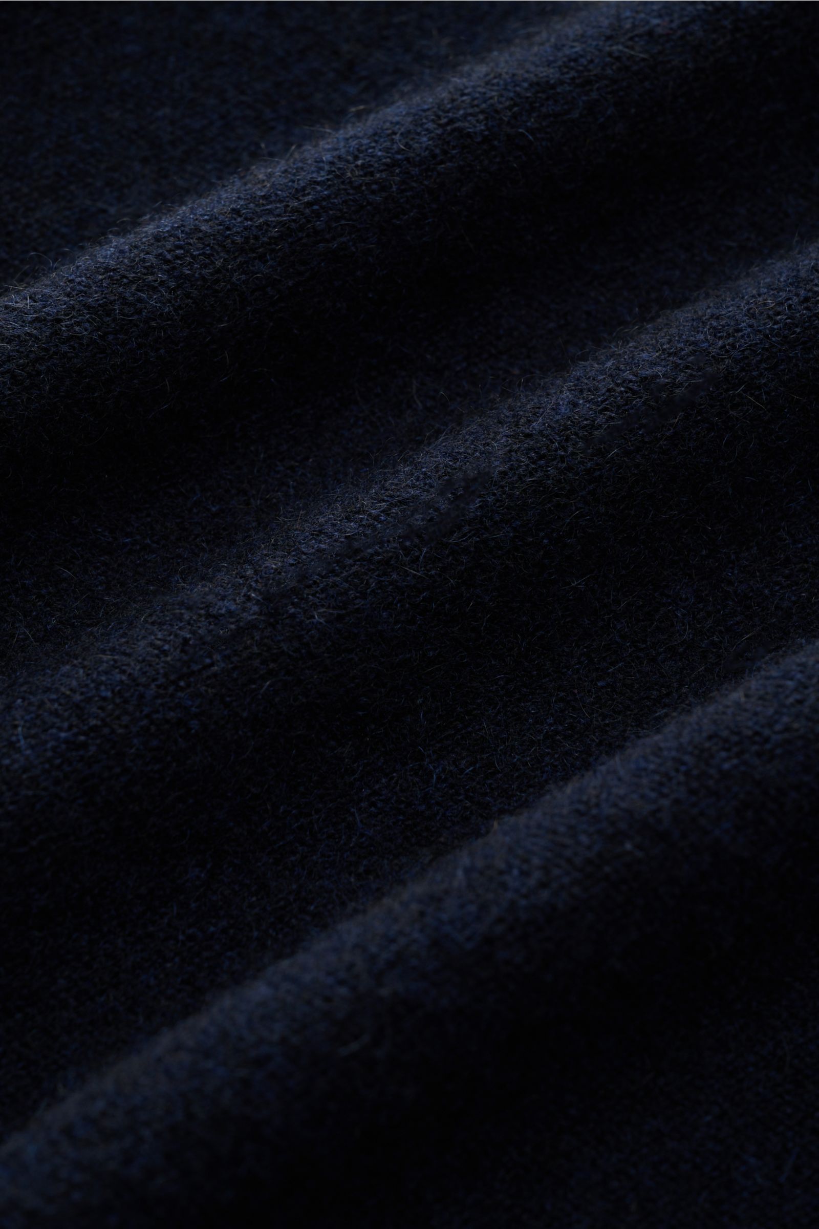 Alt-Tag (124 Zeichen):
Nahaufnahme der weichen, feingestrickten FTC Cashmere Strickjacke navy aus Fair-Trade-Cashmere mit geripptem Stehkragen.