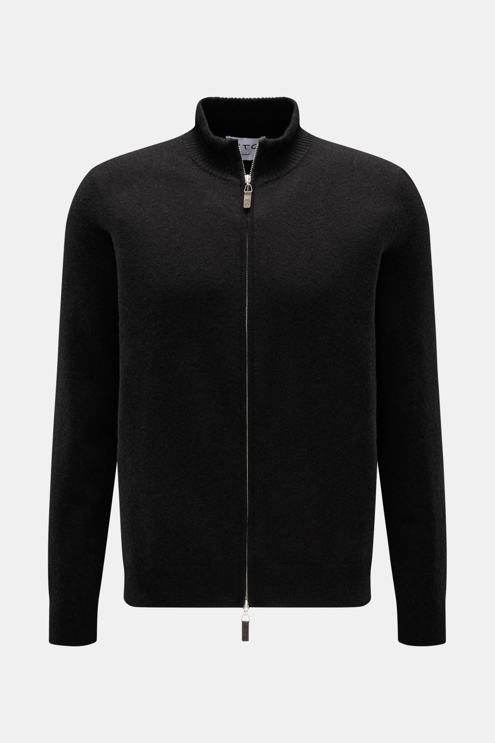 Frontansicht der FTC Cashmere Strickjacke dunkelbraun mit geripptem Stehkragen, verdecktem Zwei-Wege-Reißverschluss und weichem Fair-Trade-Cashmere.