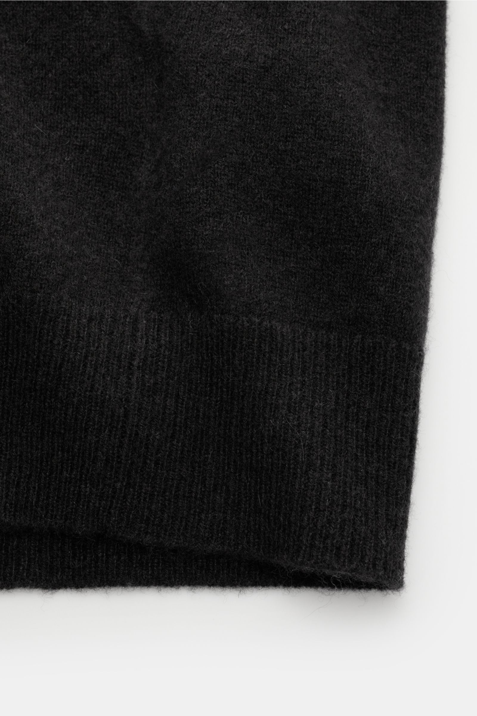 FTC Cashmere Strickjacke dunkelbraun, Detailaufnahme des gerippten Saums aus reinem Fair-Trade-Cashmere mit feinem Strickbild.