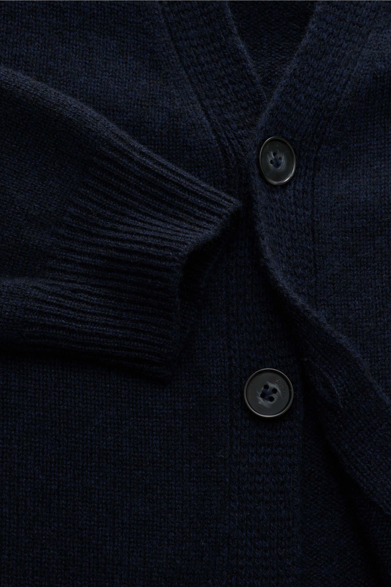 Nahaufnahme des FTC Cashmere Cardigan navy von oben, zeigt weichen, mittelfeinen Strick, V-Ausschnitt, Vier-Knopf-Leiste und Rippbündchen.