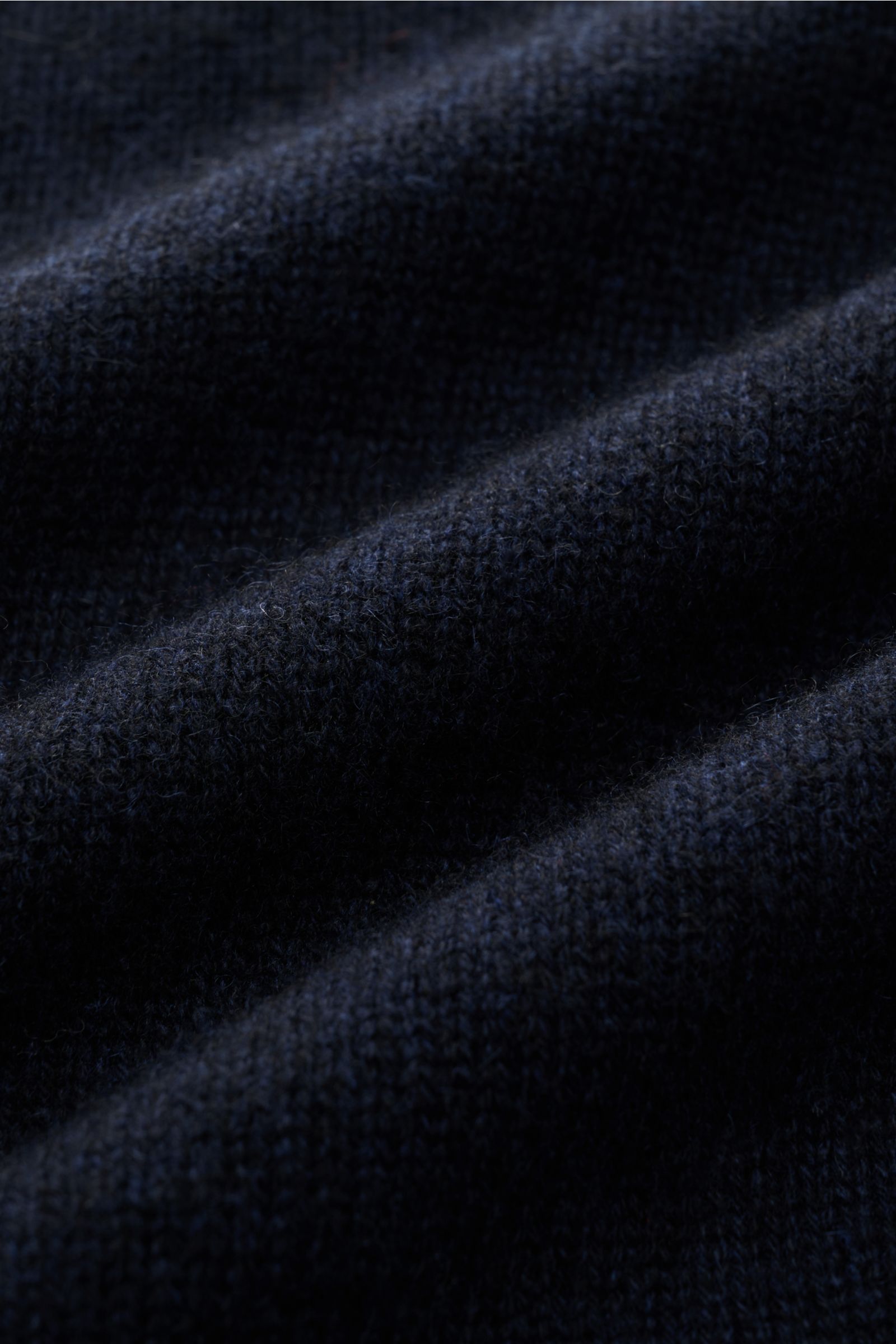 Nahaufnahme des mittelfeinen Strickbilds vom FTC Cashmere Cardigan navy aus reinem Fair-Trade-Cashmere mit weichem Griff.