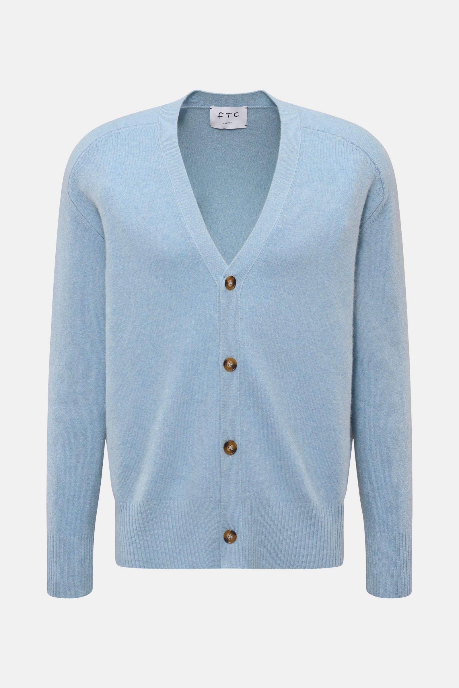 FTC Cashmere Cardigan hellblau, von vorne fotografiert, softes Fair-Trade-Cashmere mit V-Ausschnitt, Vier-Knopf-Leiste, Halbraglan-Ärmeln, Regular Fit, mittelfeinem Strickbild und Rippbündchen.