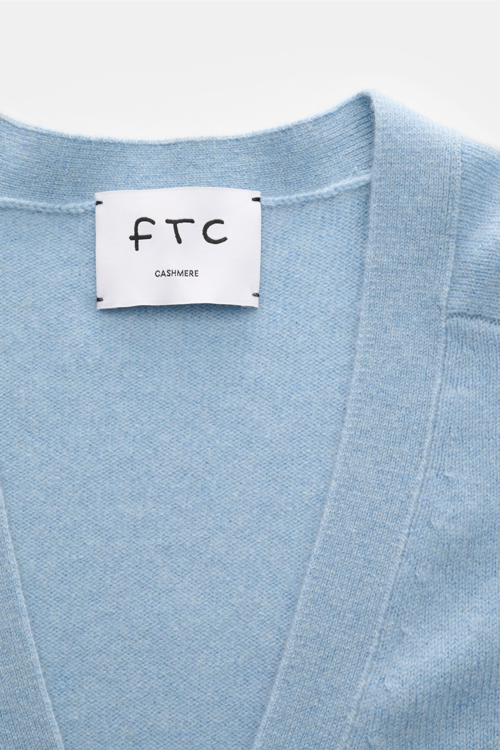 Nahaufnahme des hellblauen FTC Cashmere Cardigan mit Fair-Trade-Cashmere, V-Ausschnitt und weichem, mittelfeinem Strick aus oben.