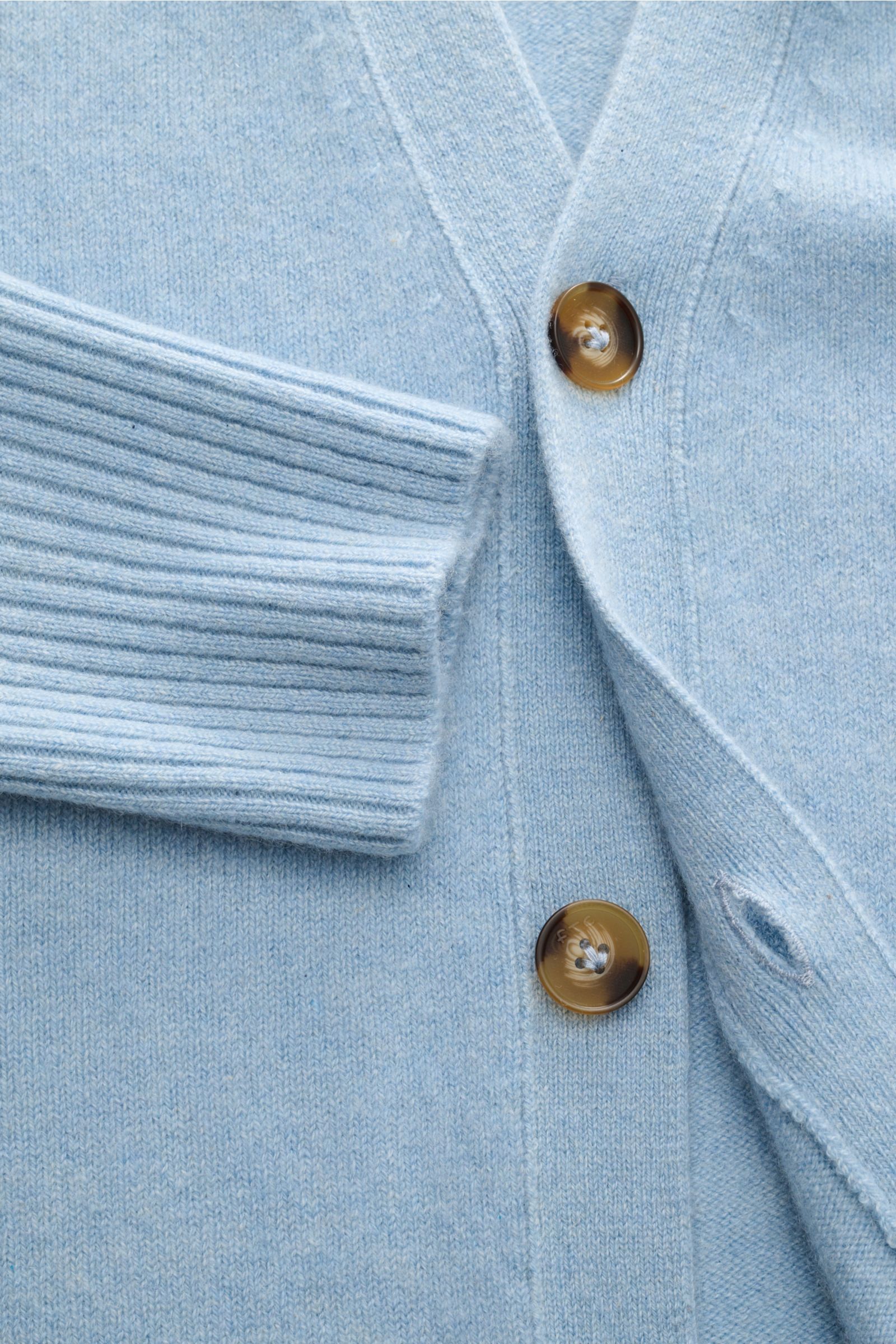 FTC Cashmere Cardigan hellblau aus Fair-Trade-Cashmere, Regular Fit, V-Ausschnitt, Halbraglan-Ärmel, Vier-Knopf-Leiste, Rippbündchen, Detailaufnahme von vorne.