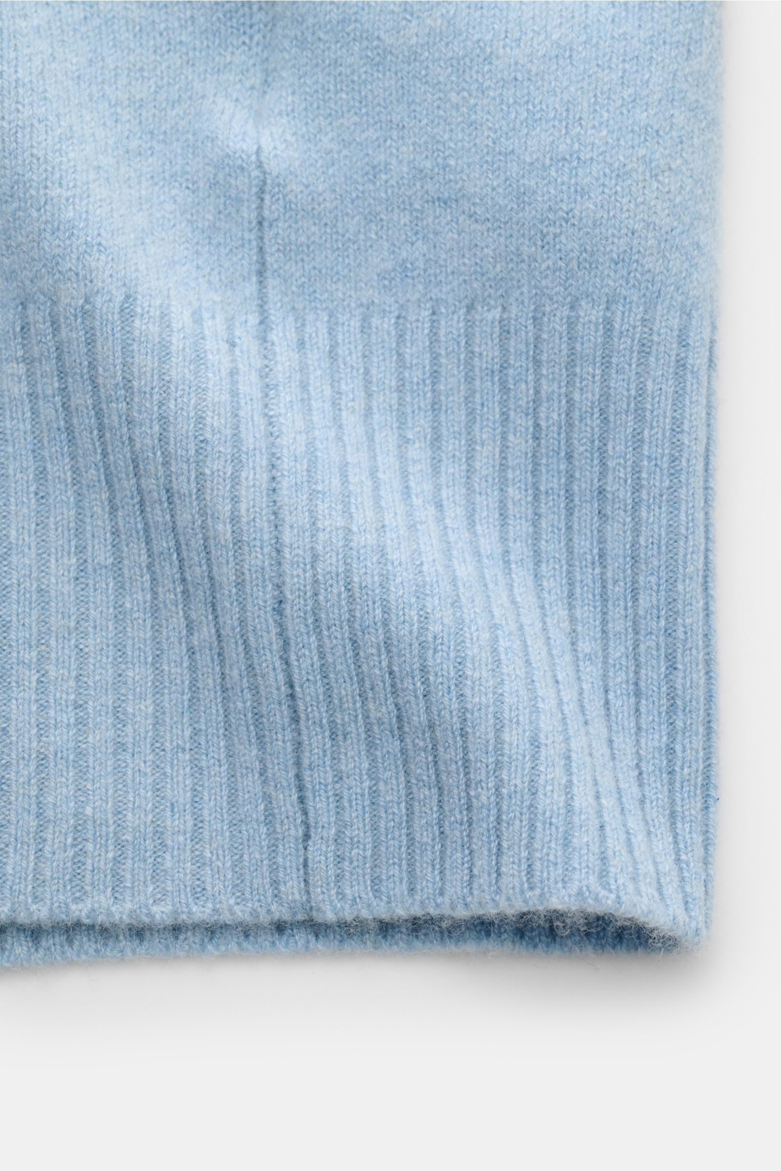 Nahaufnahme des FTC Cashmere Cardigan hellblau Saums mit weichem, elastischem Fair-Trade-Cashmere und komfortablen Rippbündchen.