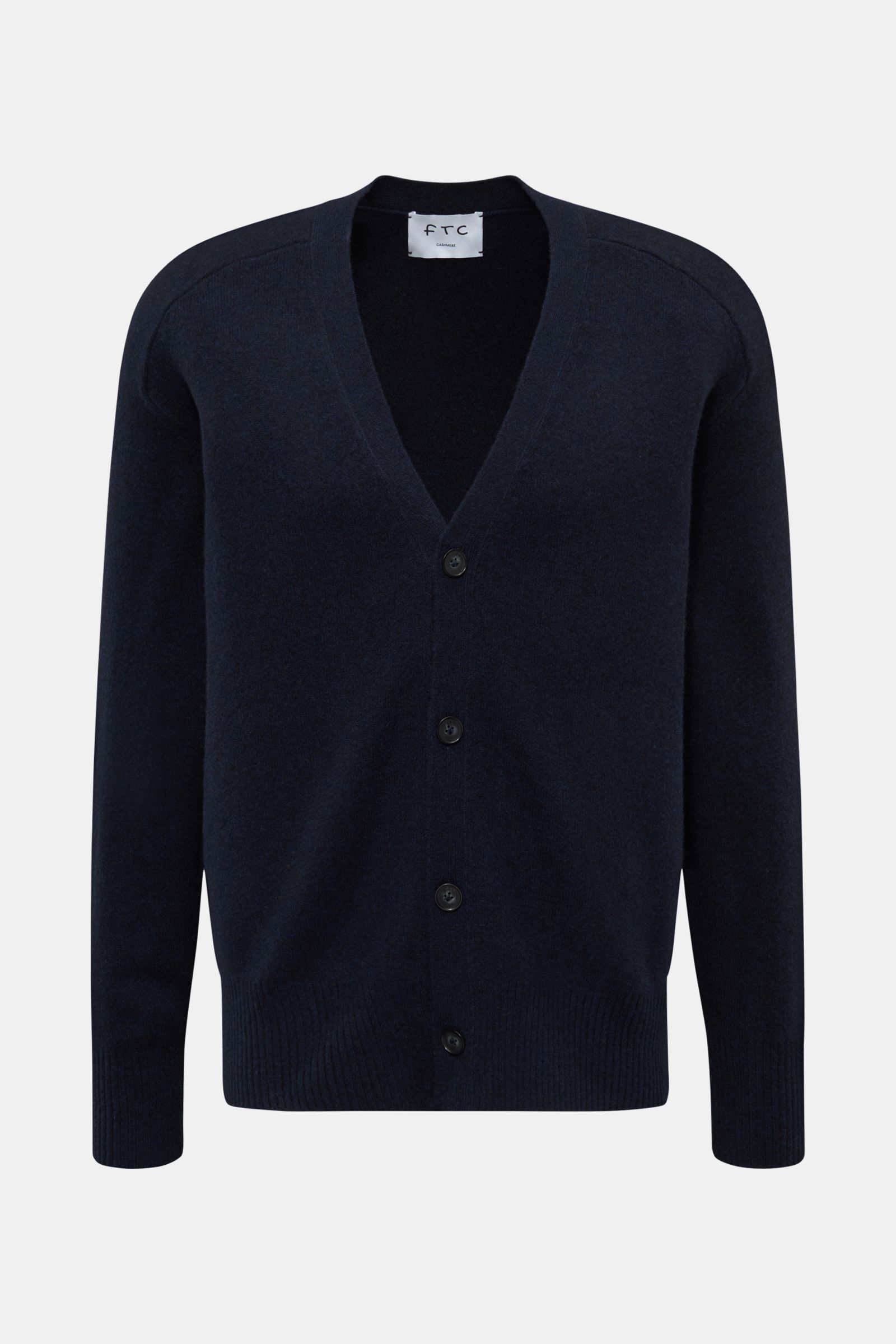 FTC Cashmere Cardigan navy, frontal fotografiert, aus softem Fair-Trade-Cashmere mit V-Ausschnitt, Vier-Knopf-Leiste, Halbraglan-Ärmeln, Rippbündchen, Regular Fit.
