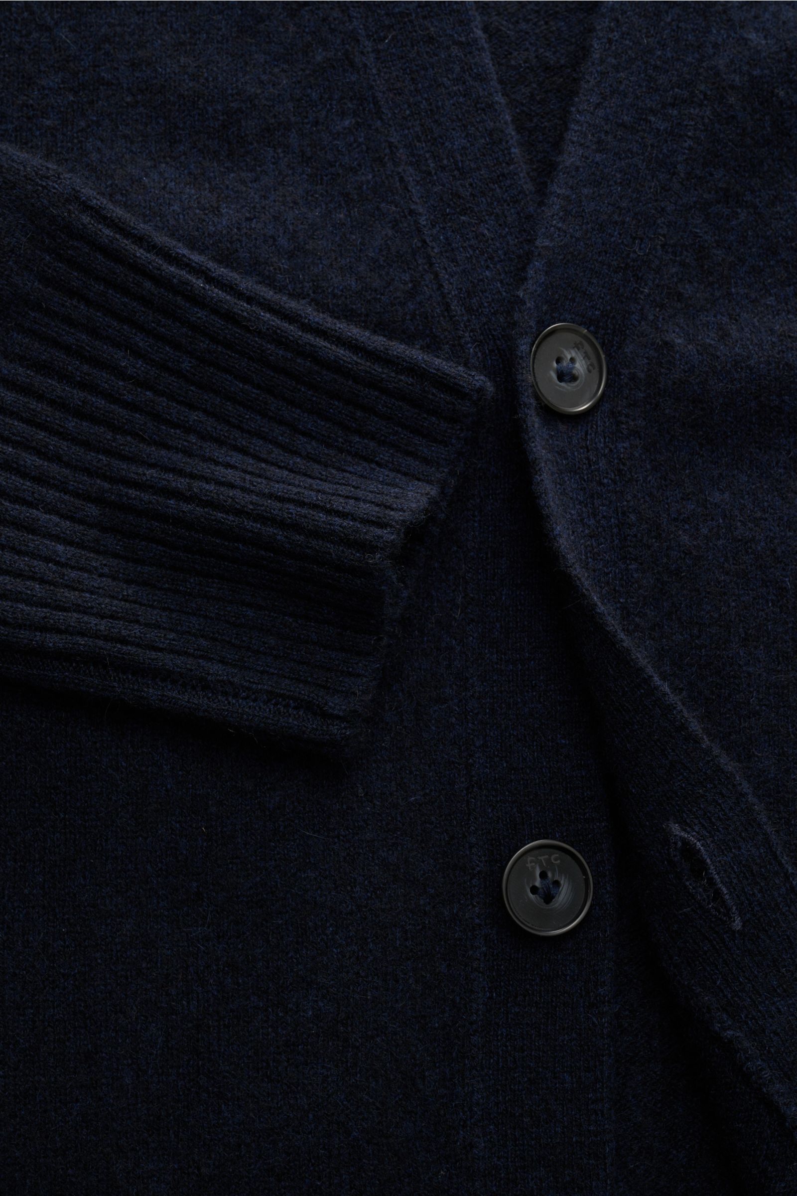 Nahaufnahme des FTC Cashmere Cardigan navy aus Fair-Trade-Cashmere, mittelfeines Strickbild, V-Ausschnitt, Vier-Knopf-Leiste, Rippbündchen.