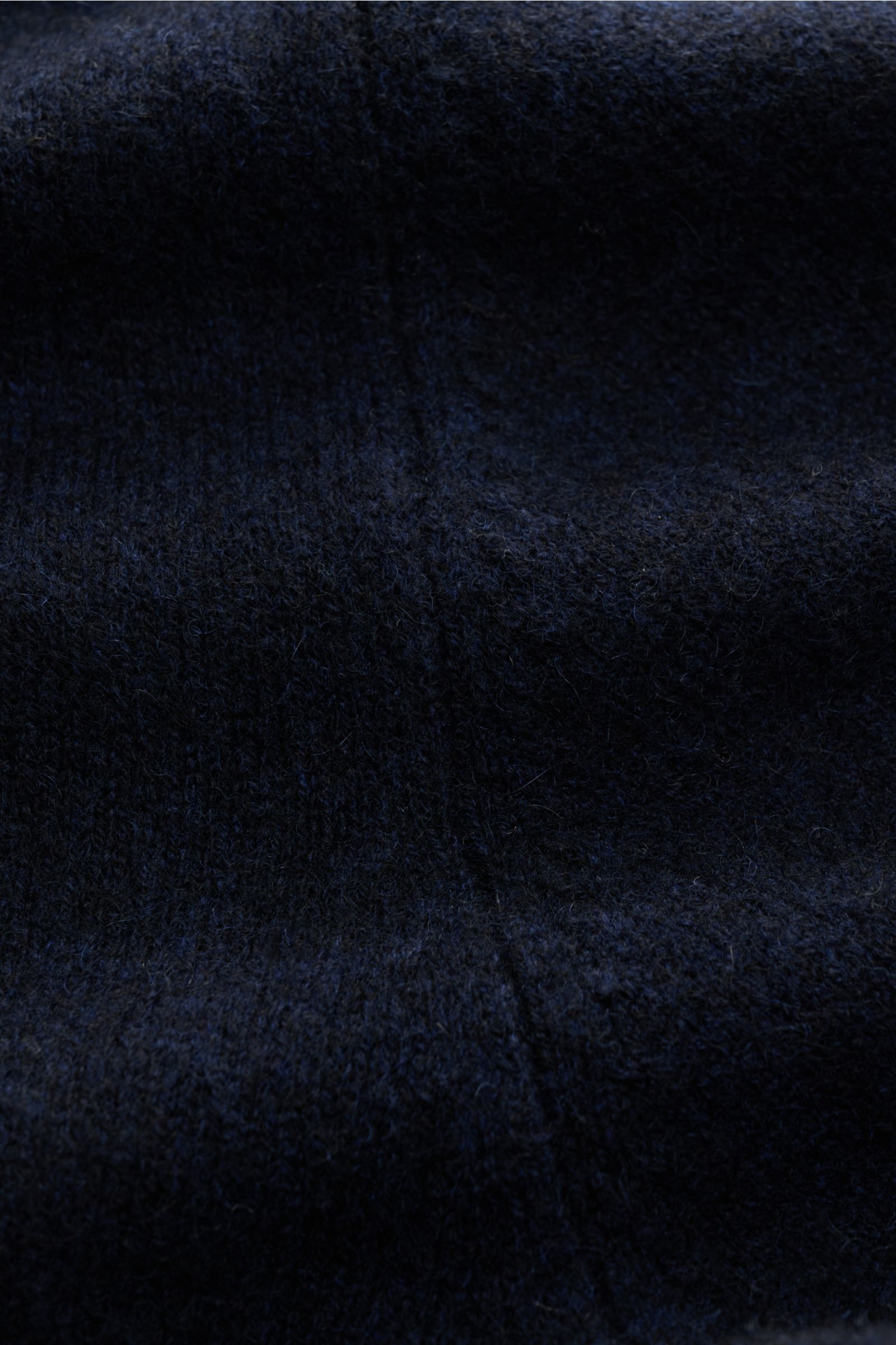 Nahaufnahme des FTC Cashmere Cardigan navy aus mittelfeinem, elastischem Fair-Trade-Cashmere mit weichem Griff, V-Ausschnitt und Rippbündchen.