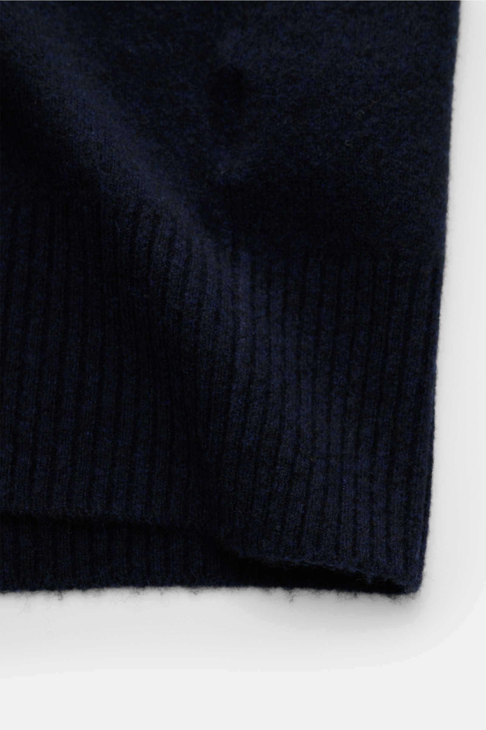 Nahaufnahme des FTC Cashmere Cardigan navy mit elastischem, mittelfeinem Strick und komfortablem Rippbündchen, fotografiert von unten.