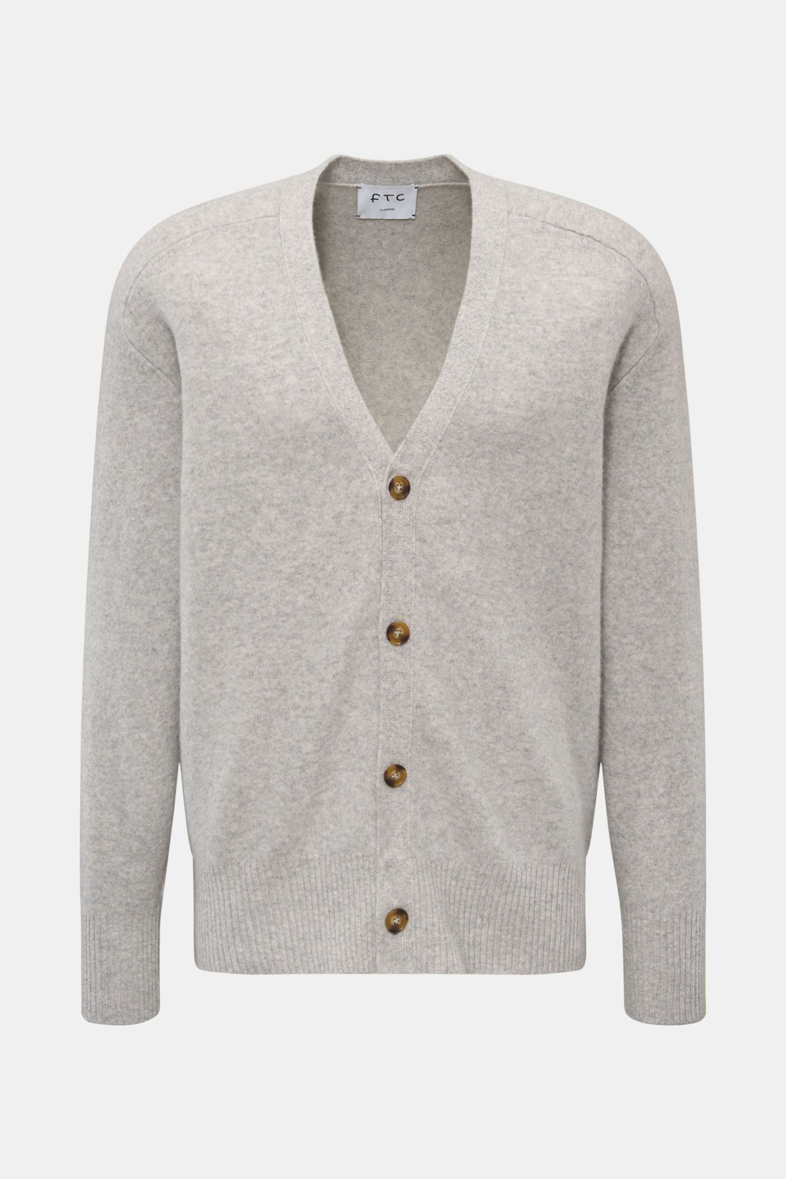 FTC Cashmere Cardigan grau meliert, frontale Nahaufnahme, Fair-Trade-Cashmere, elastisch, soft, V-Ausschnitt, Vier-Knopf-Leiste, Regular Fit, Halbraglan-Ärmel, Rippbündchen.