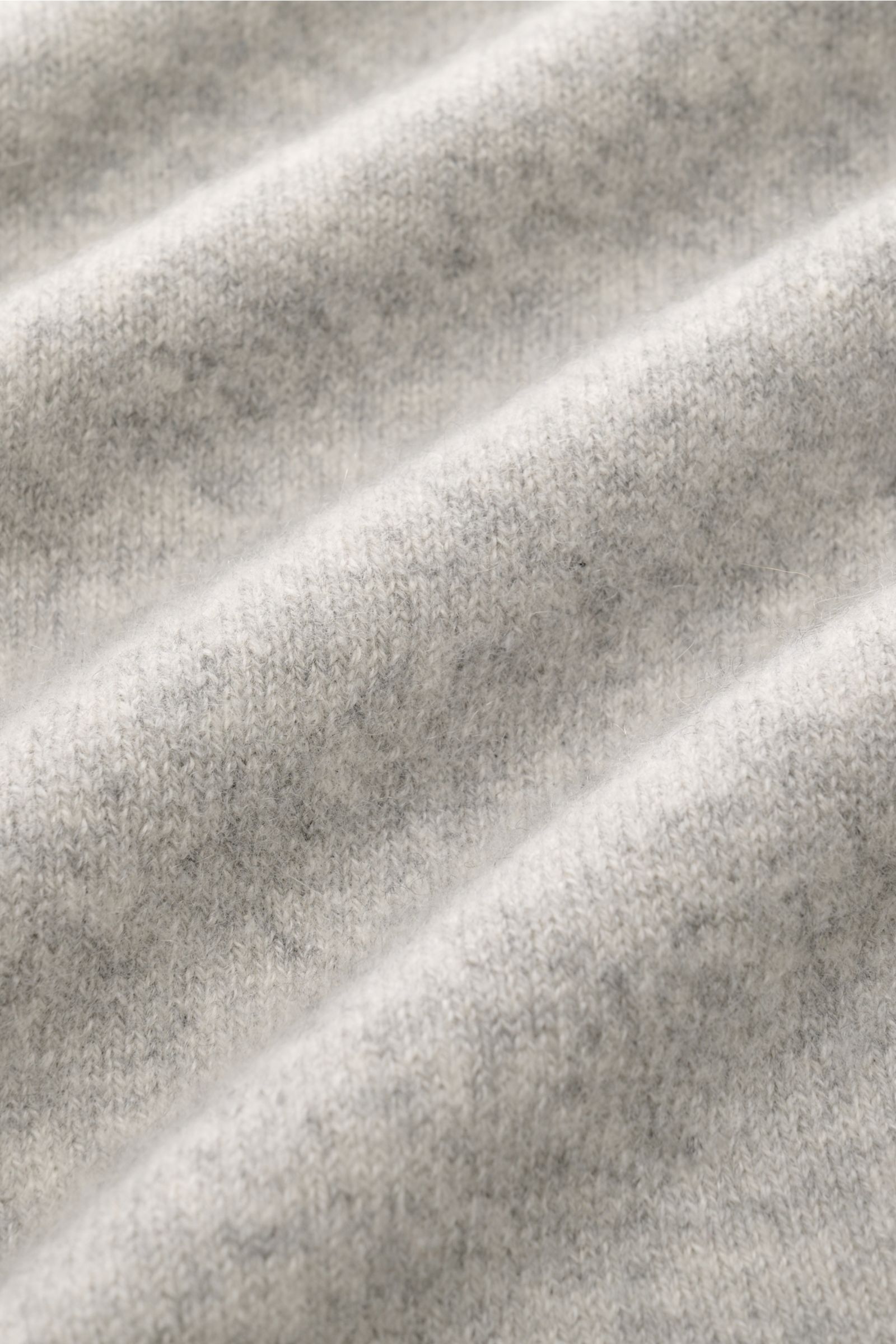 Nahaufnahme des weichen Strickbilds des FTC Cashmere Cardigan grau meliert aus Fair-Trade-Cashmere mit elastischer, mittelfeiner Qualität.