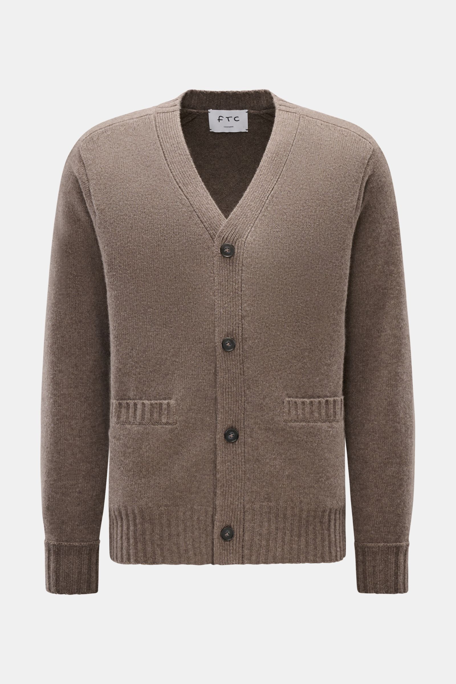 FTC Cashmere Cardigan graubraun, frontal fotografiert, Slim Fit, V-Ausschnitt, Vier-Knopf-Leiste, Leistentaschen, Halbraglan-Ärmel, reiner Fair-Trade-Cashmere, weicher Griff, mittelfeines Strickbild, Rippbündchen.