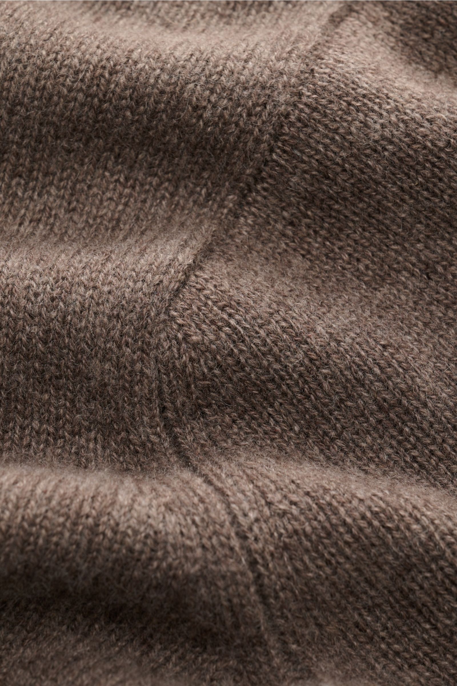 Nahaufnahme des weichen Strickbilds des FTC Cashmere Cardigan graubraun aus reinem Fair-Trade-Cashmere mit mittelfeiner Struktur.