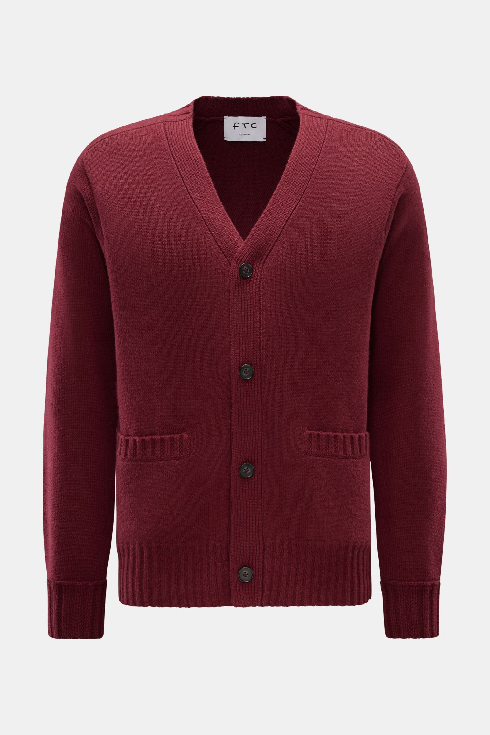 Frontale Nahaufnahme des FTC Cashmere Cardigan bordeaux aus reinem Fair-Trade-Cashmere mit V-Ausschnitt, Vier-Knopf-Leiste, Leistentaschen und Rippbündchen.