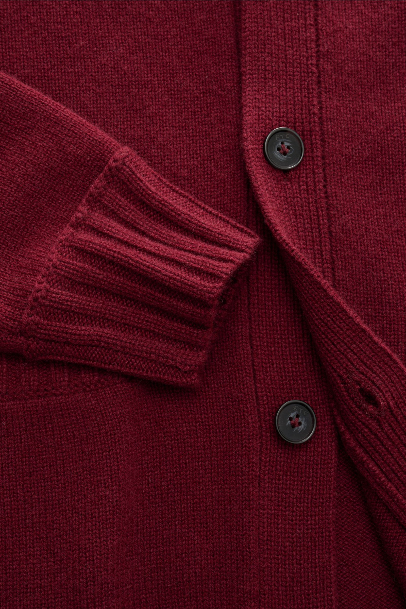 Nahaufnahme des FTC Cashmere Cardigan bordeaux aus reiner Fair-Trade-Cashmere mit Slim Fit, V-Ausschnitt, Vier-Knopf-Leiste und Rippbündchen.