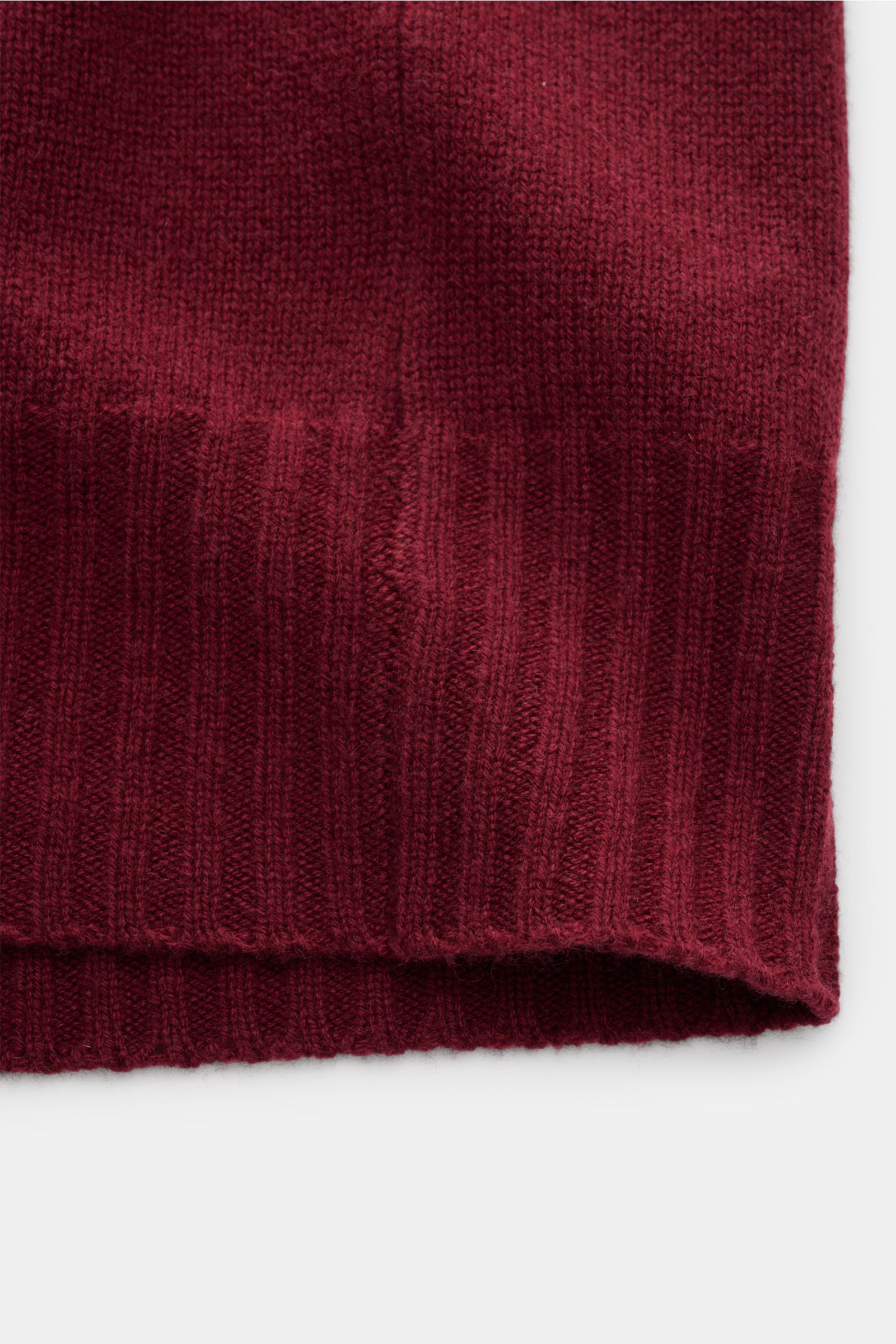 Nahaufnahme des FTC Cashmere Cardigan bordeaux, nachhaltiges Fair-Trade-Cashmere, mittelfeines Strickbild, weicher Griff, Rippbündchen, Detailansicht.
