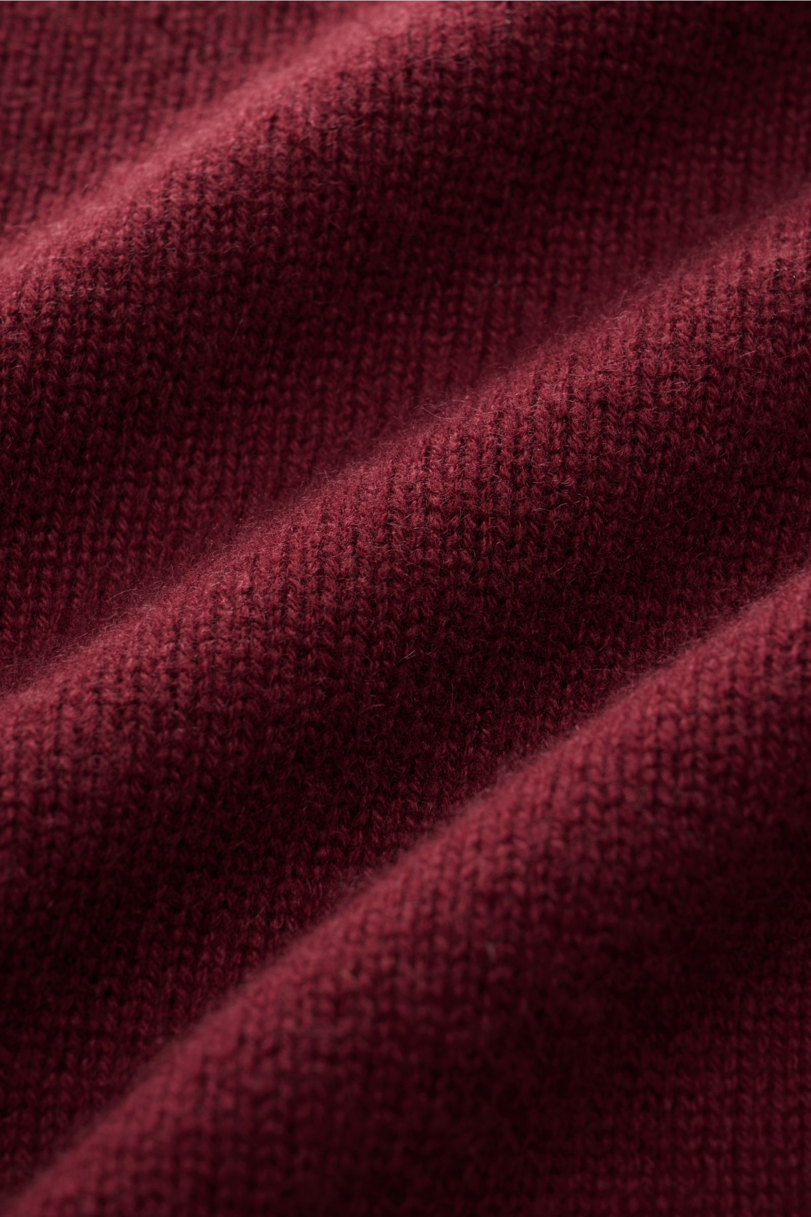Nahaufnahme des weichen, mittelfeinen Strickbilds des FTC Cashmere Cardigan bordeaux aus reinem Fair-Trade-Cashmere.