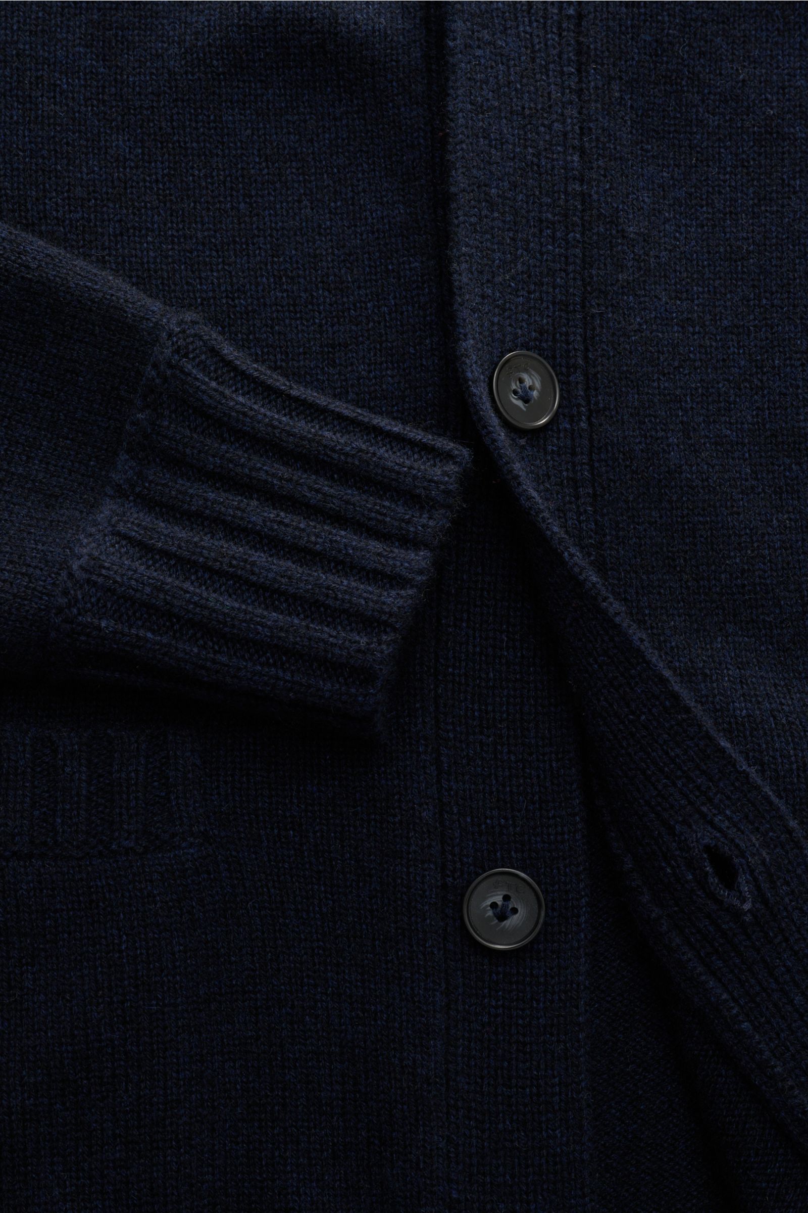Nahaufnahme des FTC Cashmere Cardigan navy aus reinem Fair-Trade-Cashmere, Slim Fit, mit V-Ausschnitt, Vier-Knopf-Leiste, Leistentaschen und Rippbündchen.