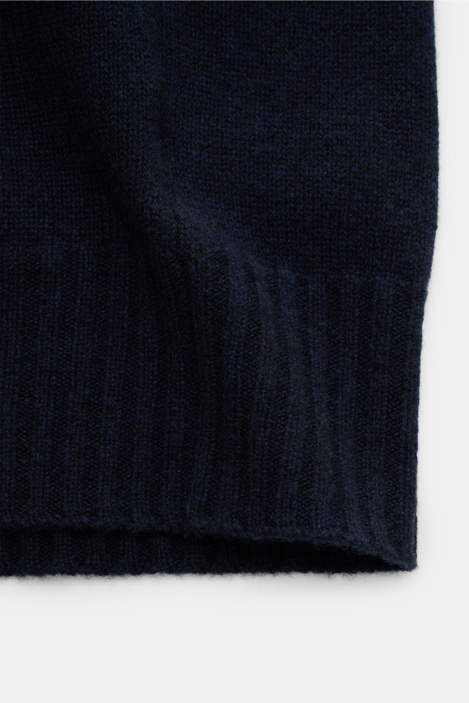 Nahaufnahme des FTC Cashmere Cardigan navy Ärmels mit komfortablem Rippbündchen, weichem Strick aus reinem Fair-Trade-Cashmere.
