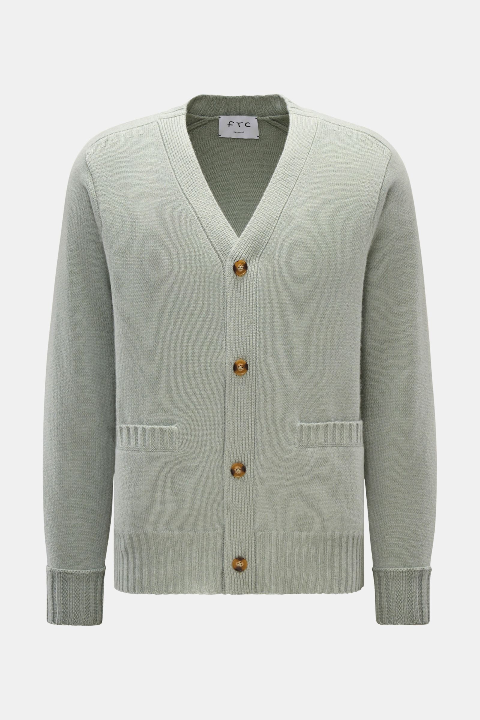 FTC Cashmere Cardigan graugrün, von vorne fotografiert, Slim Fit mit V-Ausschnitt, Vier-Knopf-Leiste, Halbraglan-Ärmeln, Leistentaschen, Rippbündchen, reiner Fair-Trade-Cashmere, sehr weich, mittelfeines Strickbild.