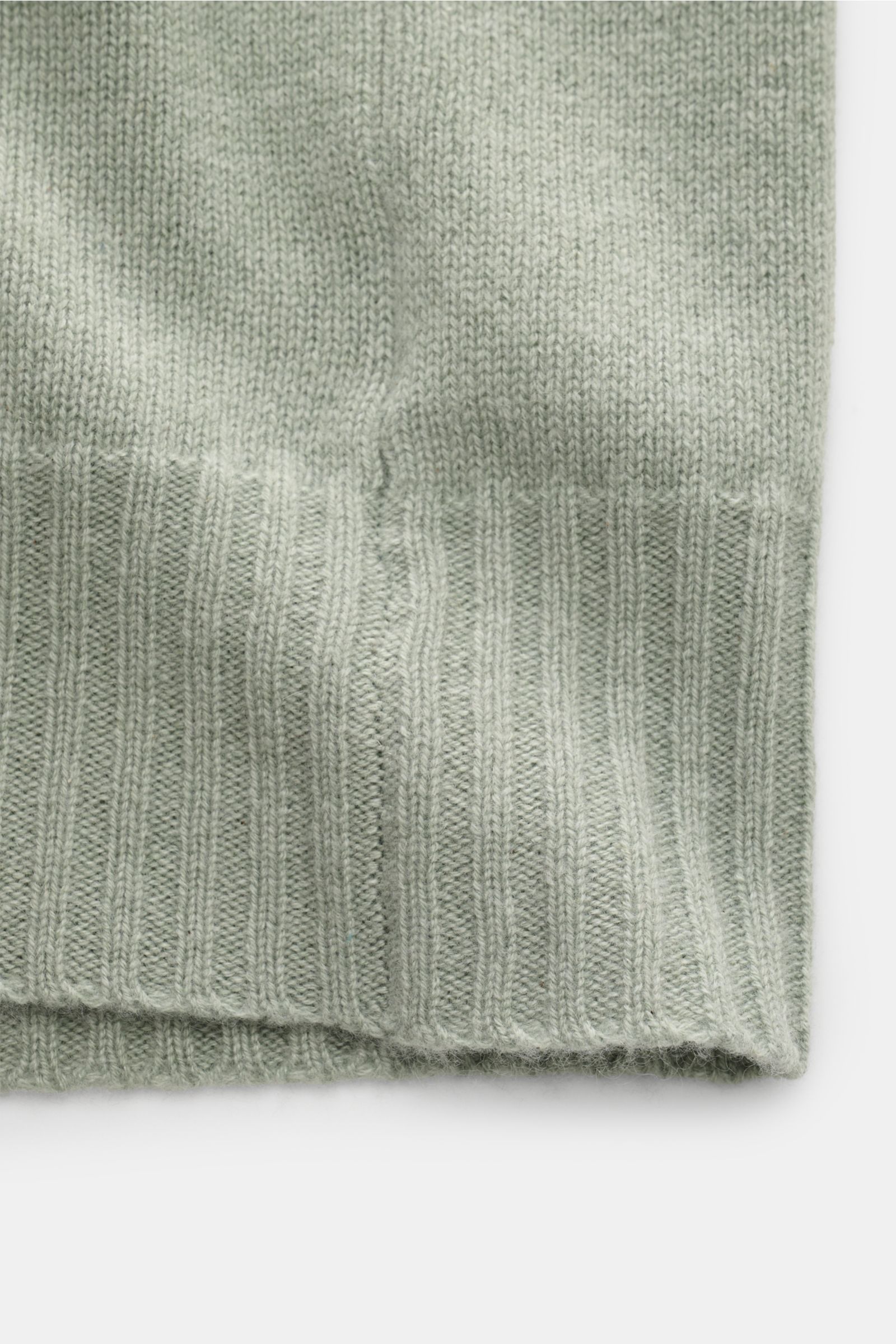 FTC Cashmere Cardigan graugrün, Detailaufnahme der Rippbündchen und des mittelfeinen Strickbilds aus reinem Fair-Trade-Cashmere.