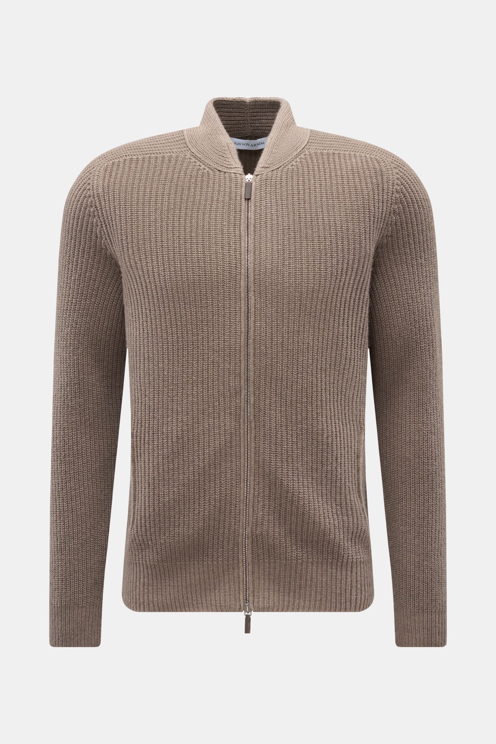 Frontansicht der Iris von Arnim Uomo Cashmere Strickjacke 'Curt' taupe aus grobem Rippstrick, Slim Fit mit Stehkragen, Zwei-Wege-Reißverschluss und Fronttaschen.