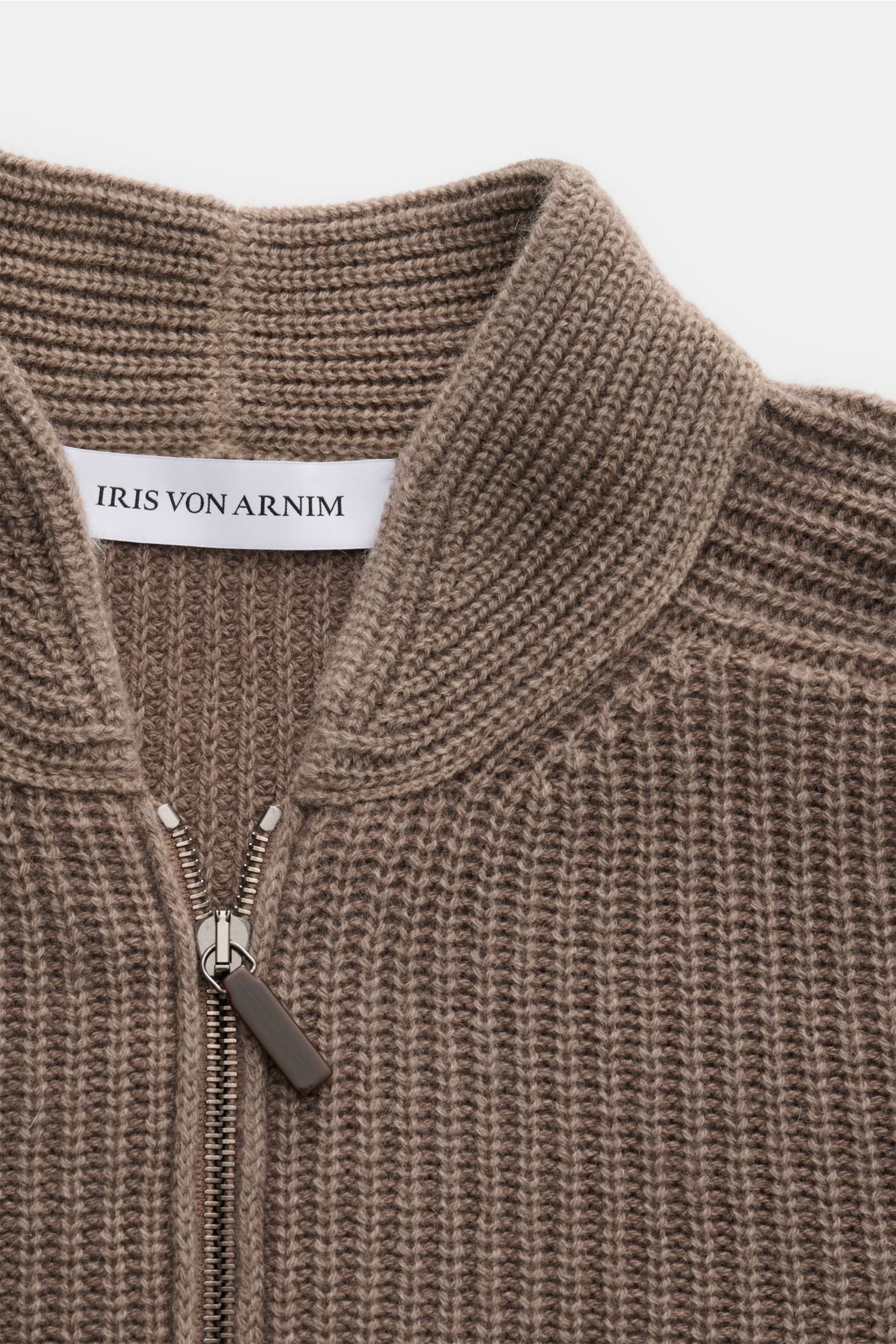 Nahaufnahme der Iris von Arnim Uomo Cashmere Strickjacke 'Curt' taupe, grober Rippstrick, Slim Fit mit Stehkragen und Zwei-Wege-Reißverschluss.