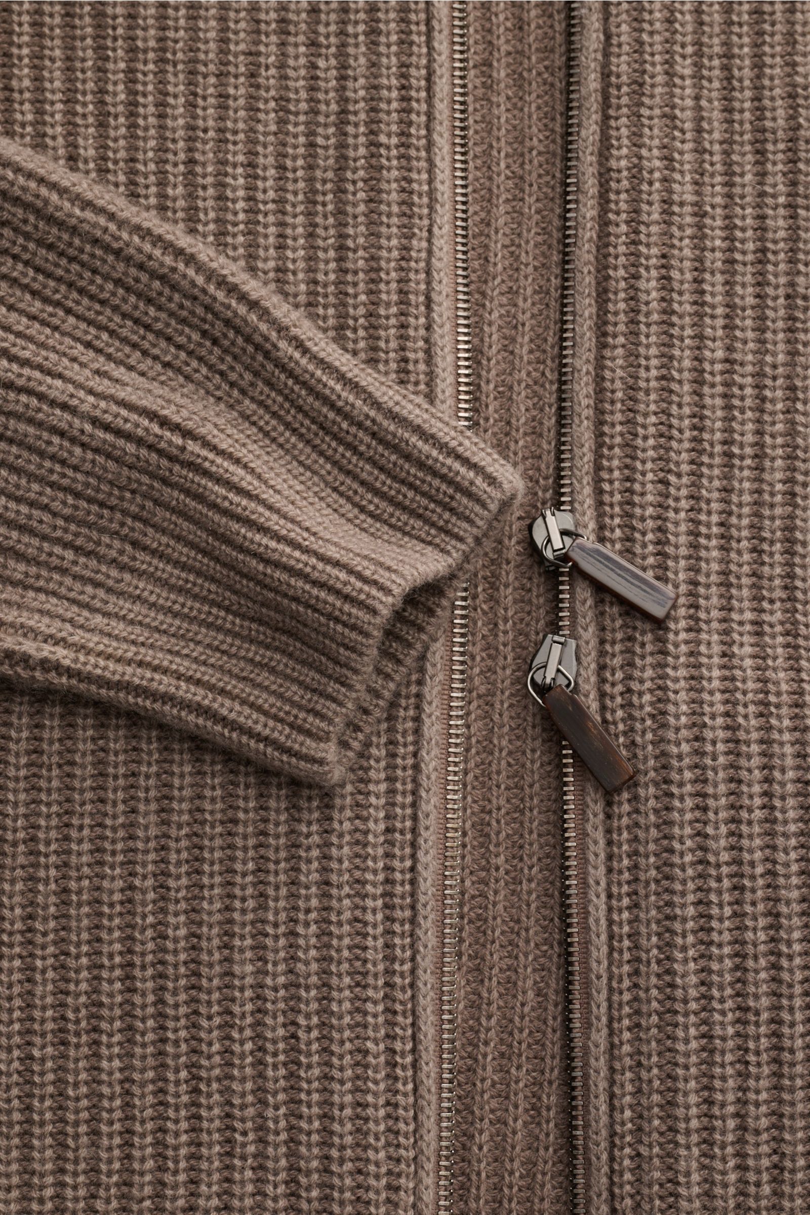 Nahaufnahme der Iris von Arnim Uomo Cashmere Strickjacke 'Curt' taupe mit grobem Rippstrick, Slim Fit, Stehkragen, Zwei-Wege-Reißverschluss und Rippbündchen.