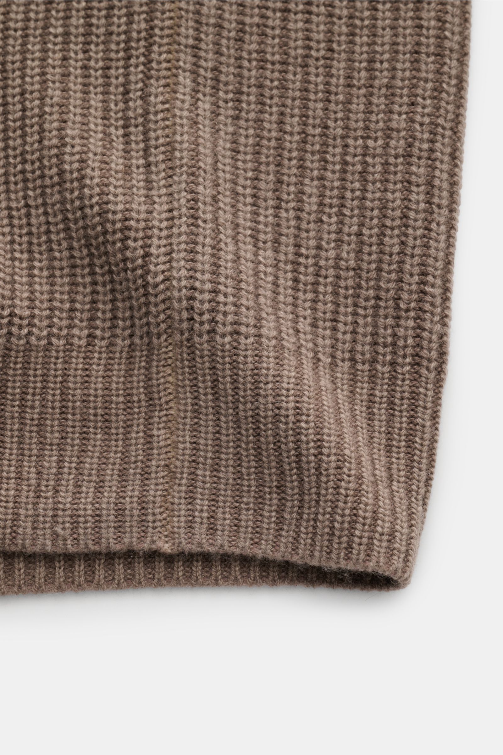 Nahaufnahme der Iris von Arnim Uomo Cashmere Strickjacke 'Curt' taupe, grobes Rippstrickmuster, weiche Oberfläche, Slim Fit mit Rippbündchen.