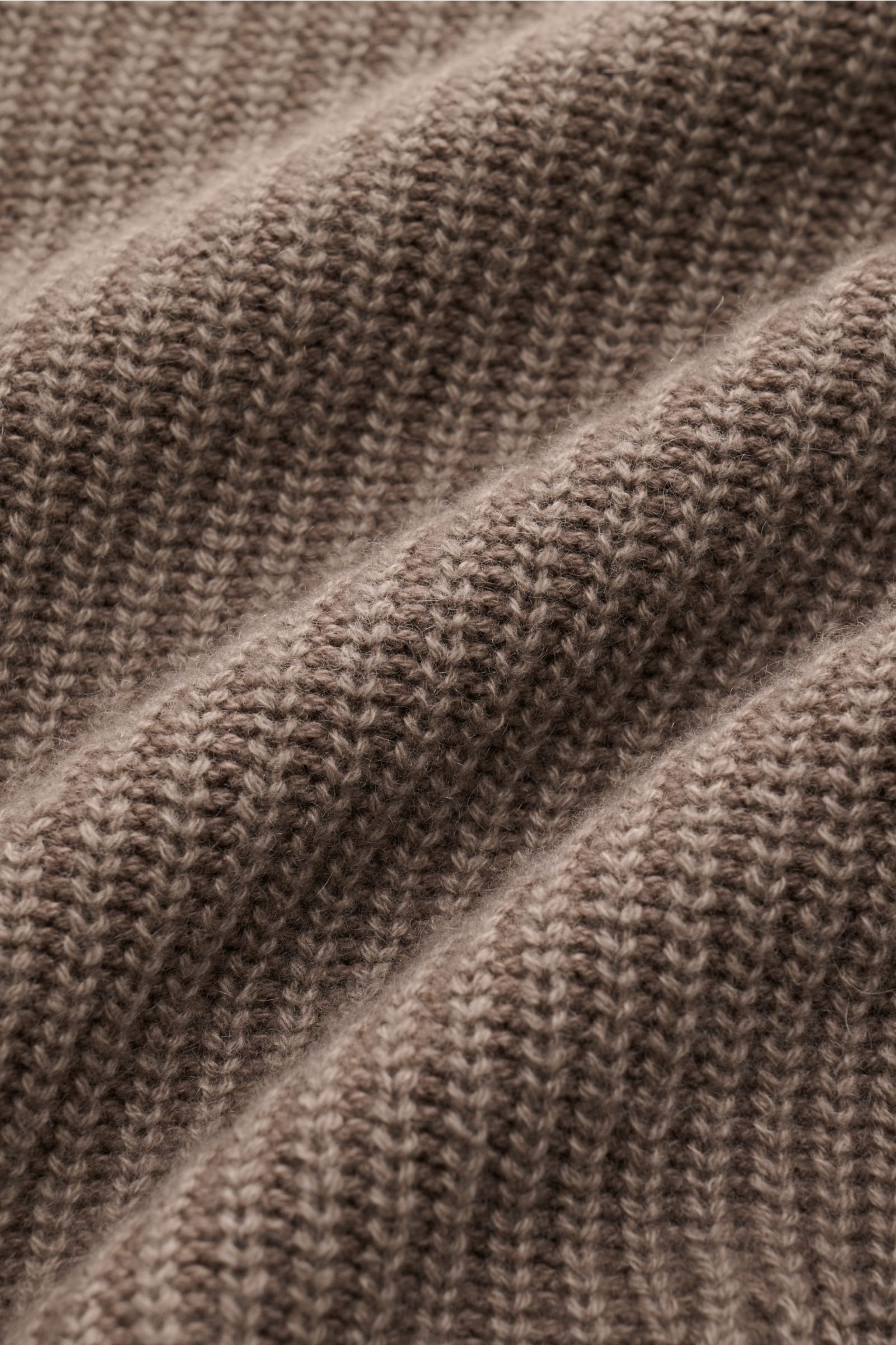 Nahaufnahme der taupefarbenen Iris von Arnim Uomo Cashmere Strickjacke 'Curt' mit grobem Rippstrick und weichem Griff.