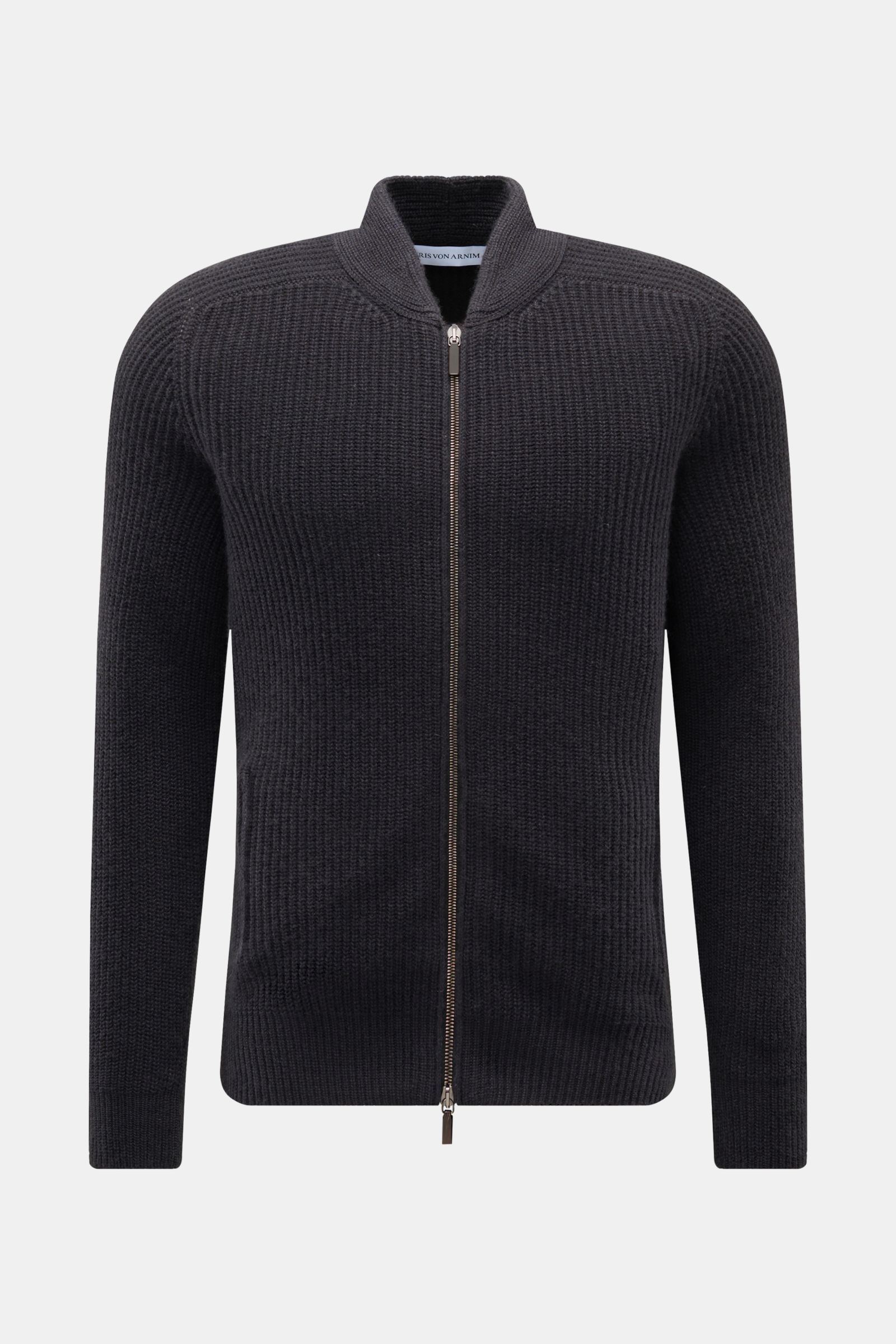 Front view of Iris von Arnim Uomo Cashmere Strickjacke 'Curt' dunkelgrau, a slim fit dark grey cardigan in coarse ribbed pure cashmere with a soft touch, stonewashed design, two-way robust zipper, fitted stand-up collar, practical front pockets, and comfo